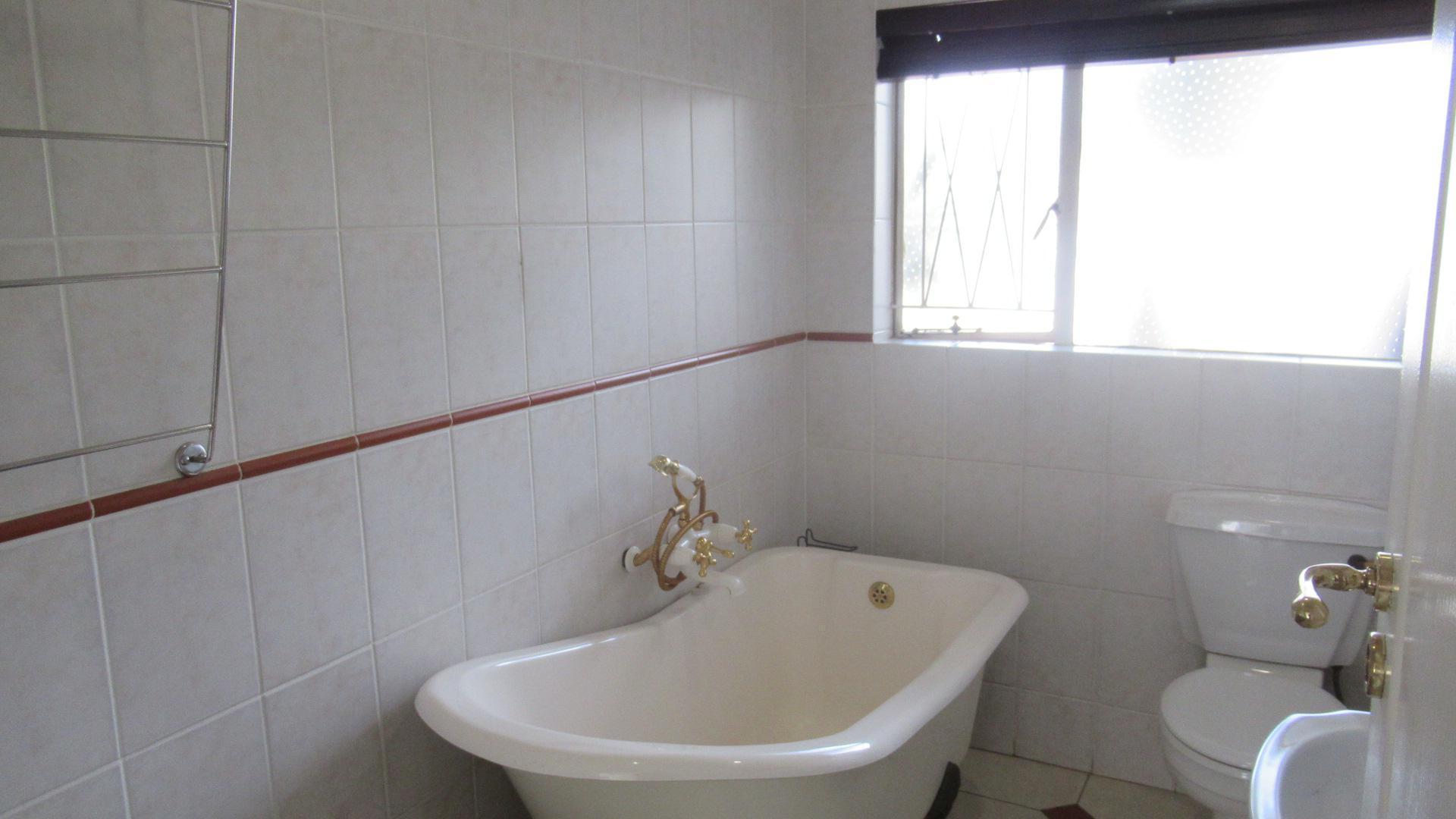 Bathroom 1 - 4 square meters of property in Parkmore