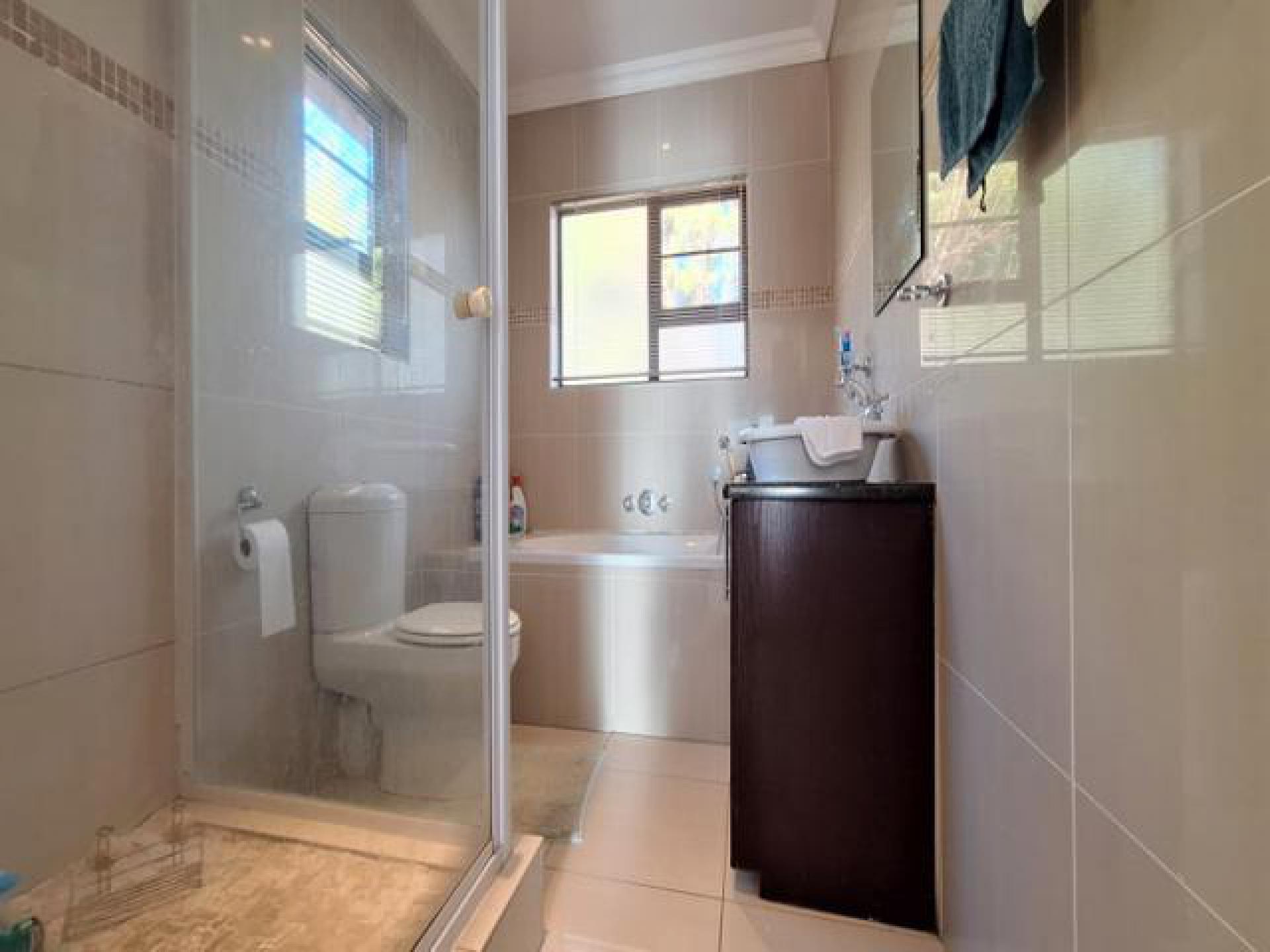 Main Bathroom of property in Universitas