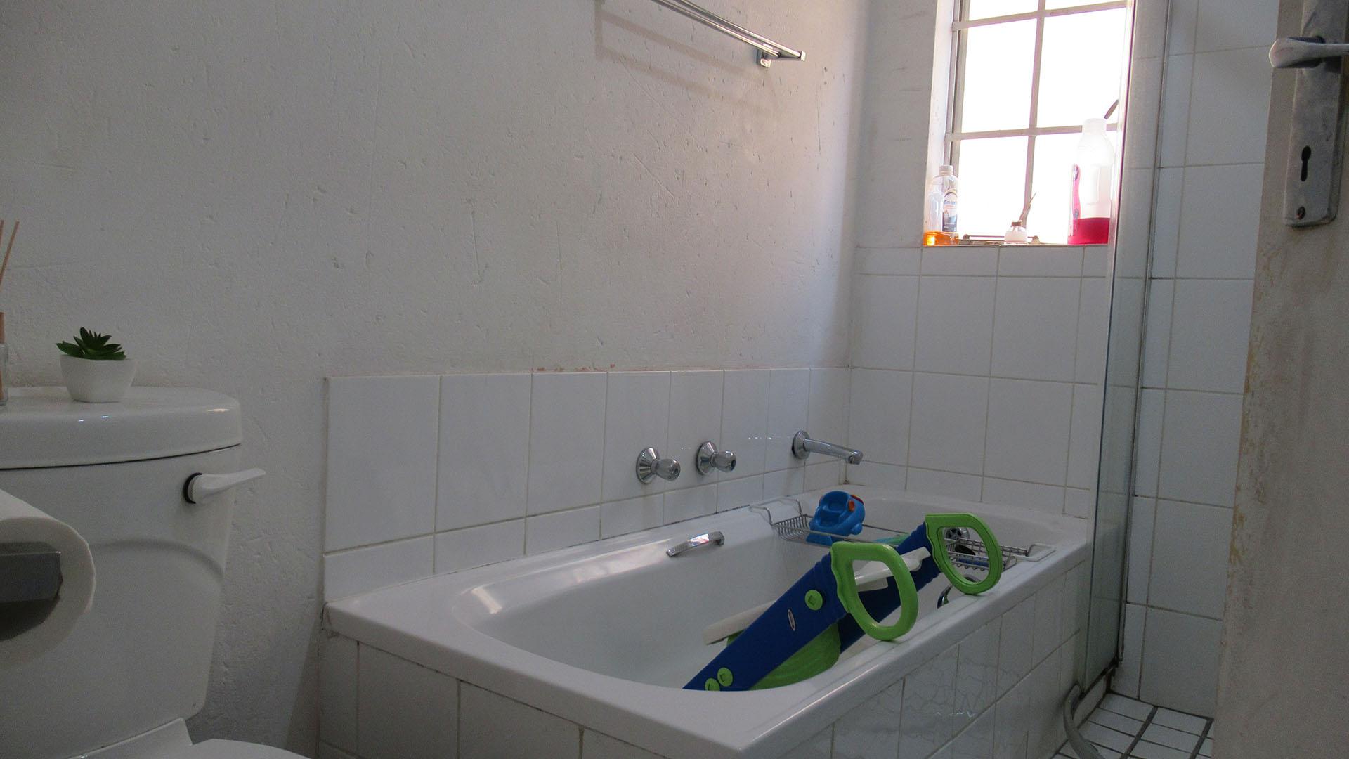 Bathroom 1 - 5 square meters of property in Chloorkop