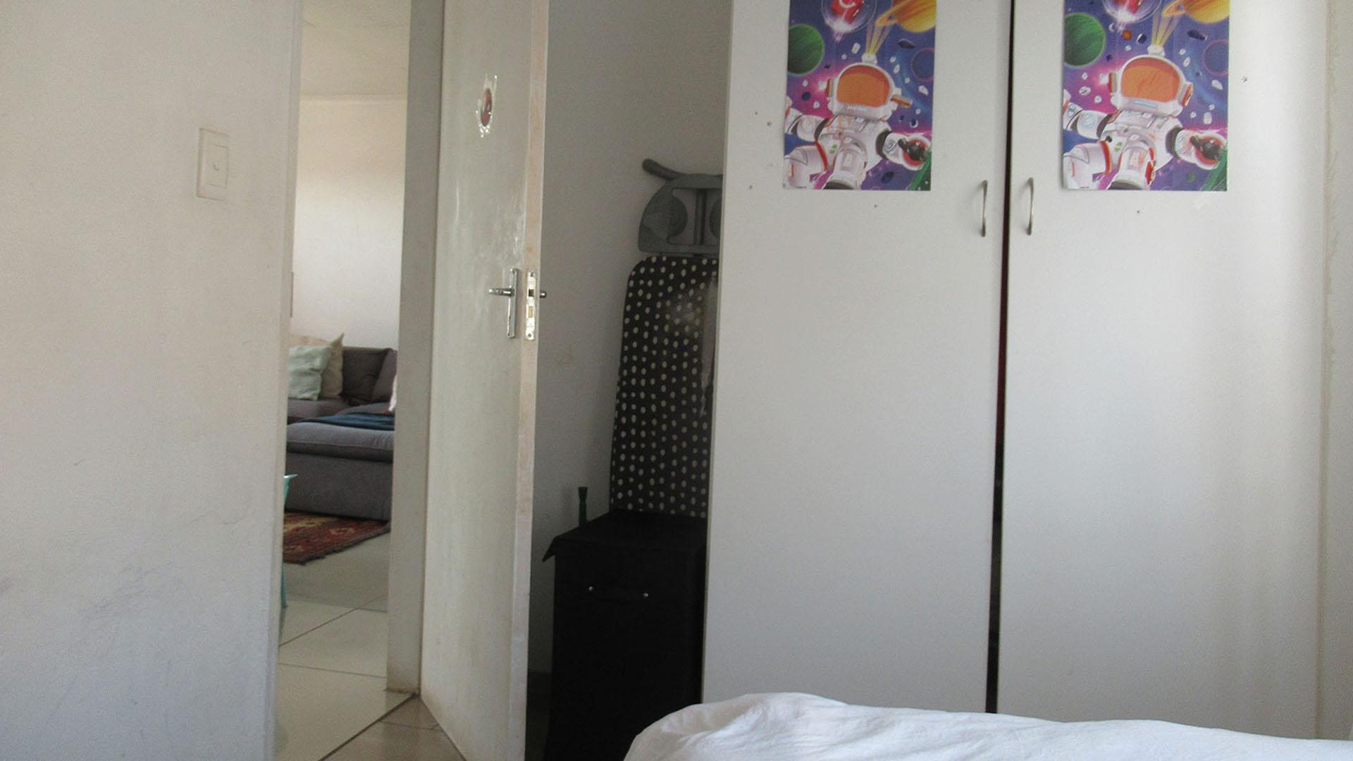 Bed Room 1 - 10 square meters of property in Chloorkop
