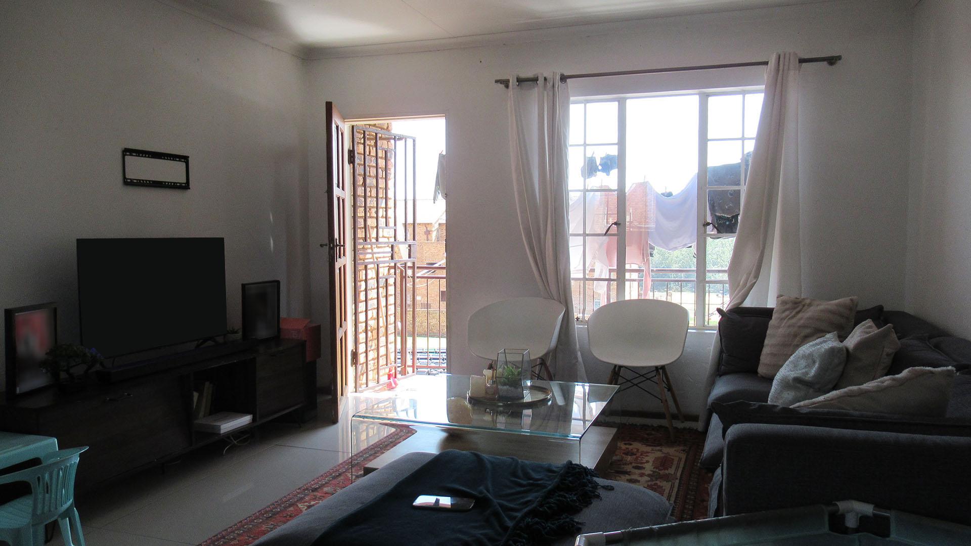 Lounges - 20 square meters of property in Chloorkop