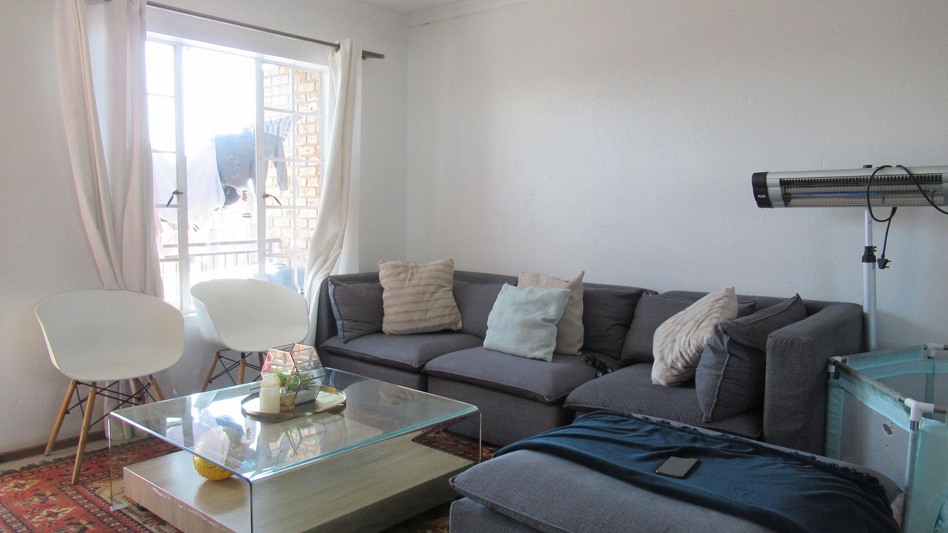 Lounges - 20 square meters of property in Chloorkop