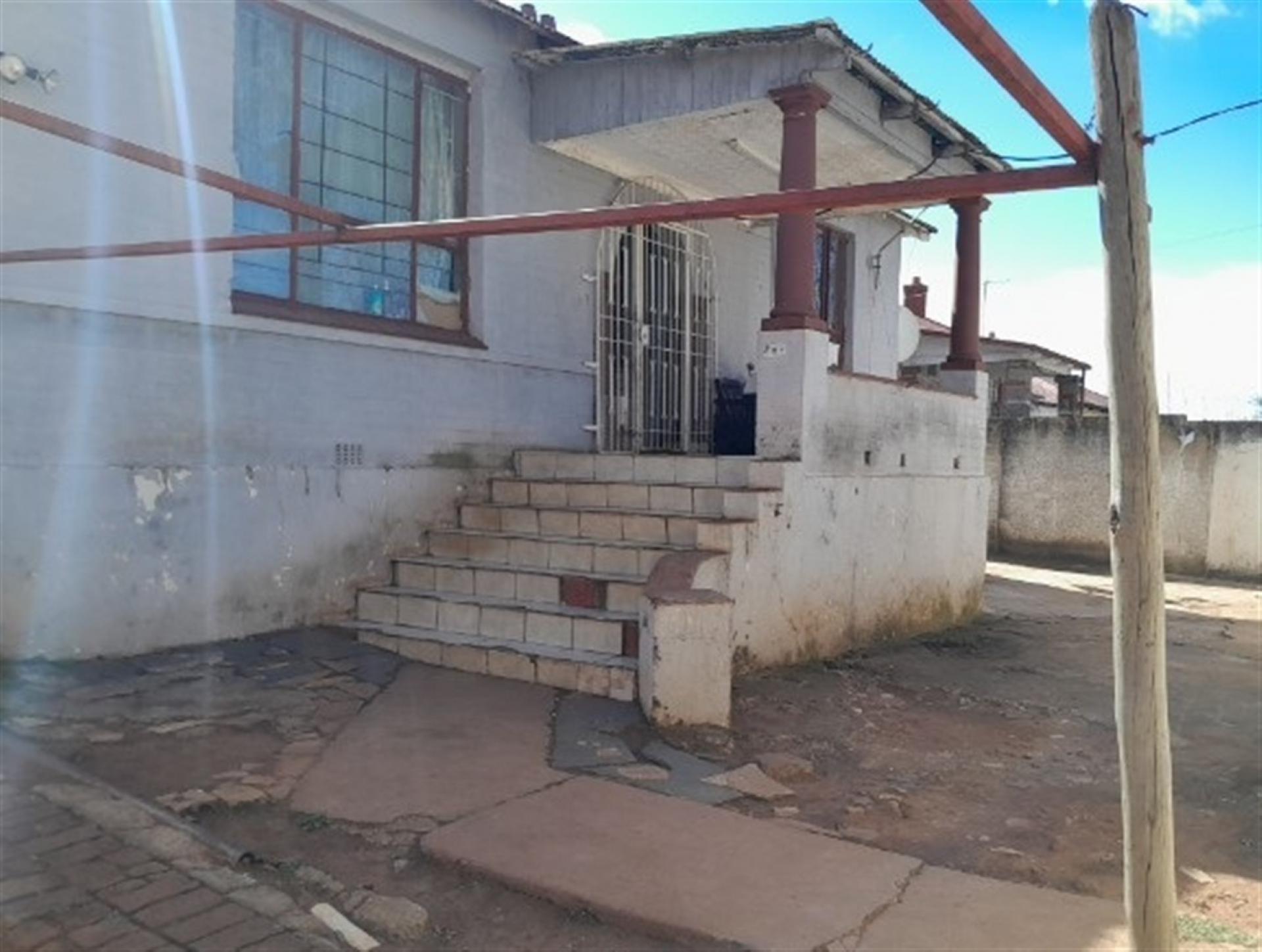 Front View of property in Bezuidenhout Valley