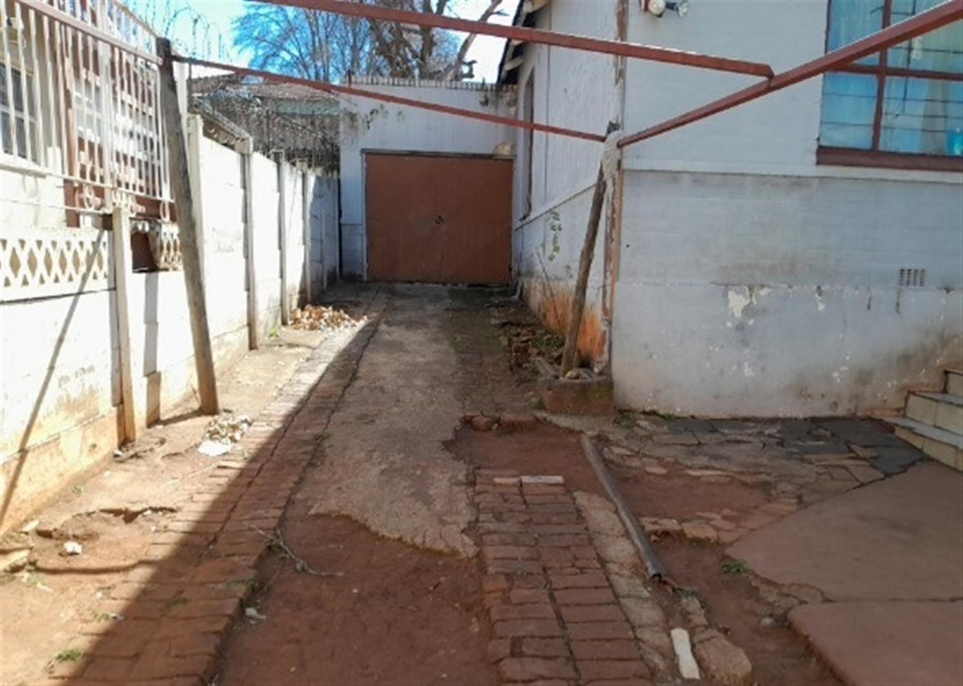 Front View of property in Bezuidenhout Valley