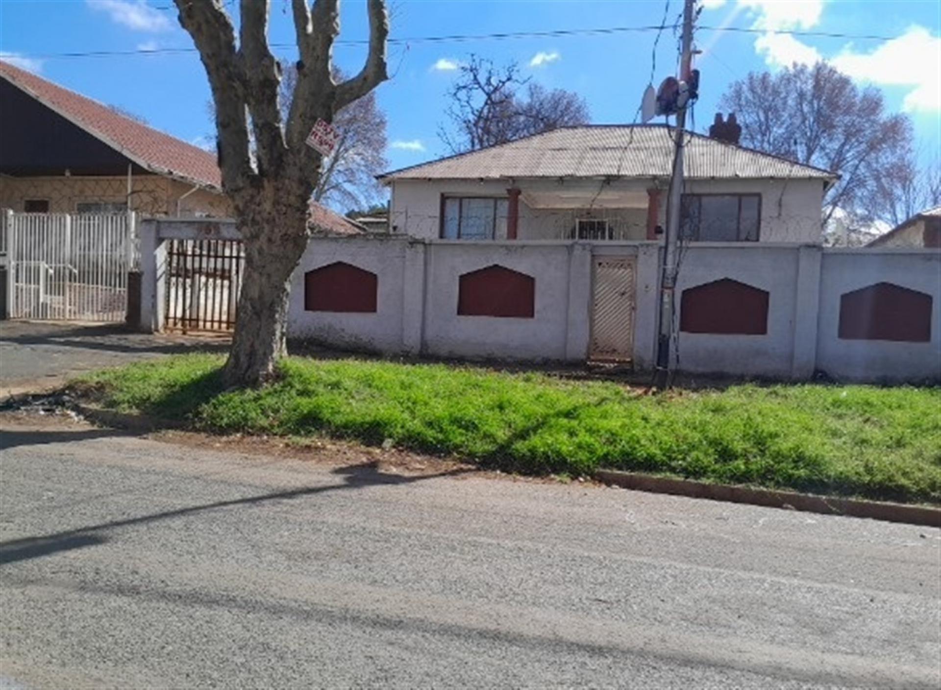 Front View of property in Bezuidenhout Valley