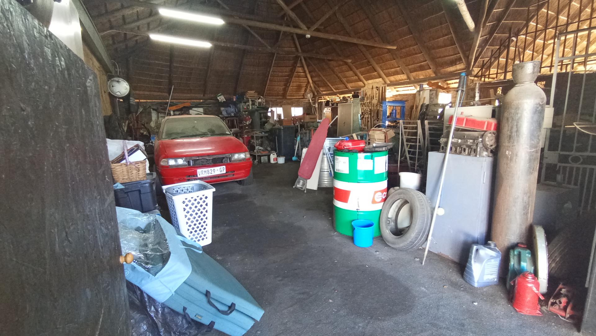 Garage - 97 square meters of property in Daspoort