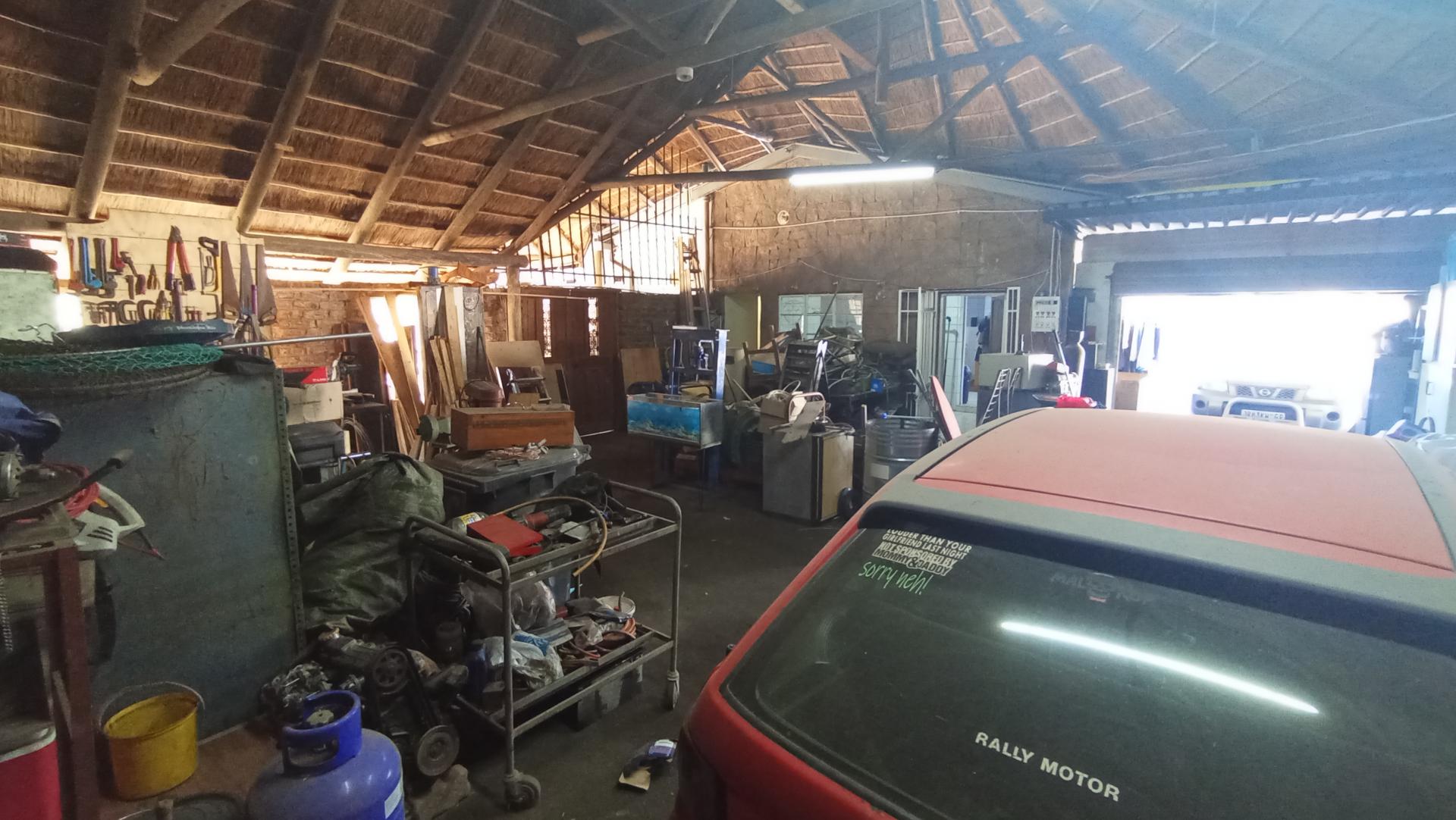 Garage - 97 square meters of property in Daspoort