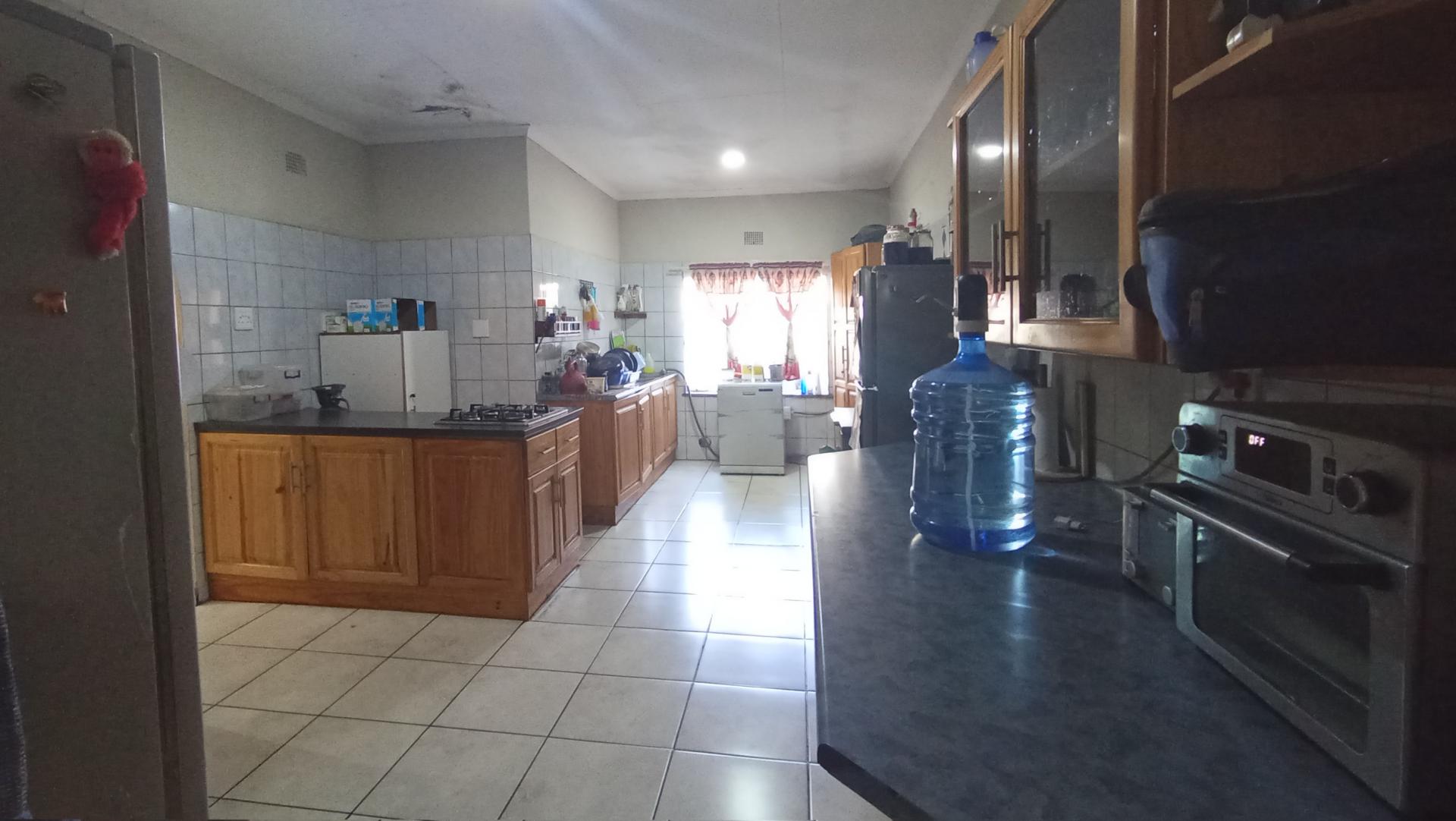 Kitchen - 35 square meters of property in Daspoort