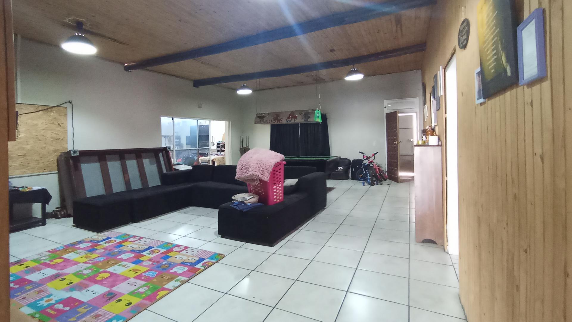 Lounges - 64 square meters of property in Daspoort
