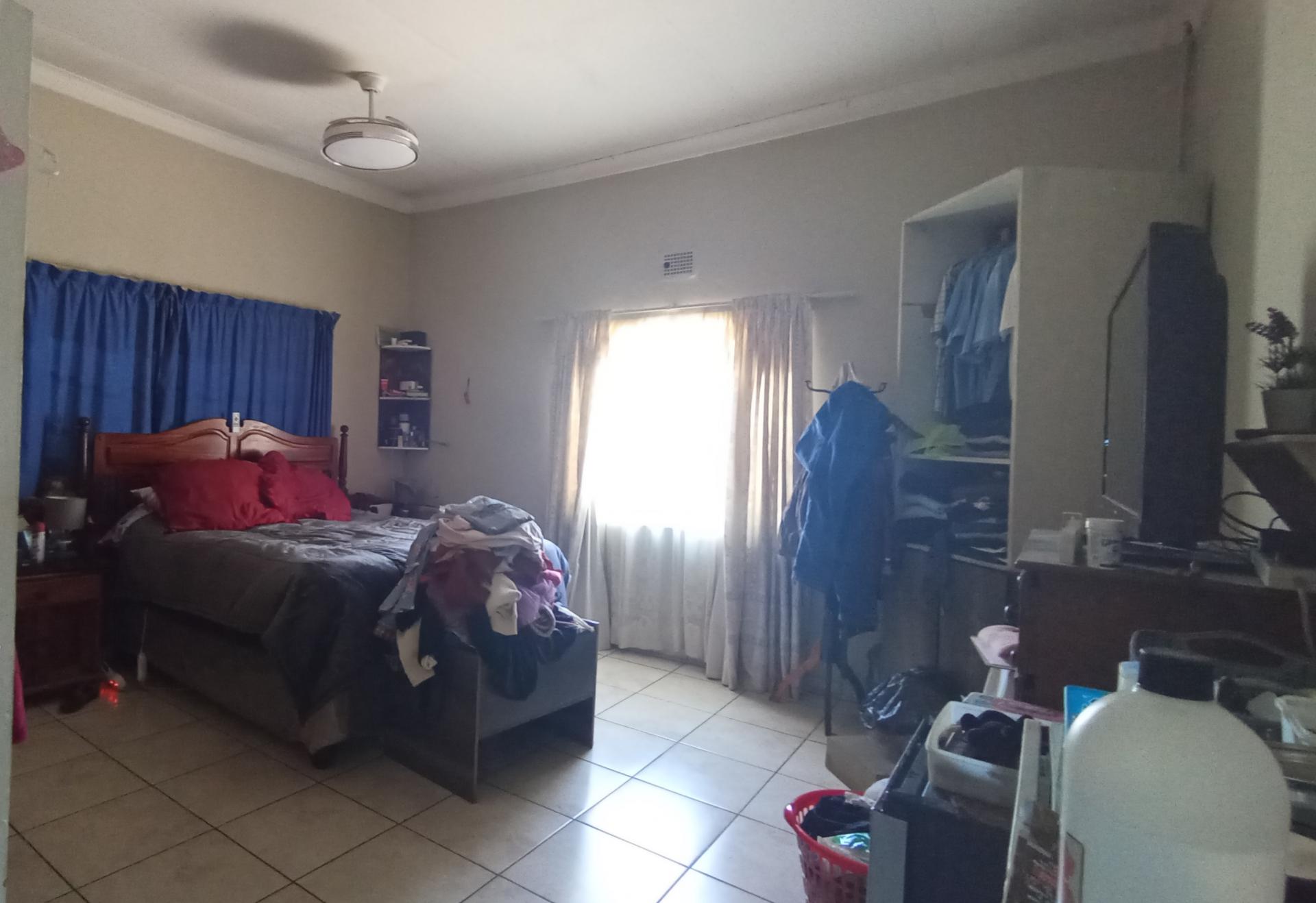 Bed Room 1 - 18 square meters of property in Daspoort