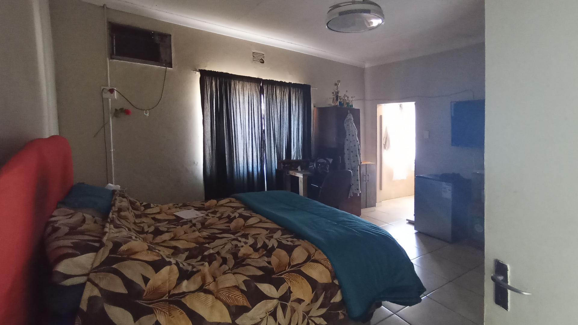 Main Bedroom - 17 square meters of property in Daspoort