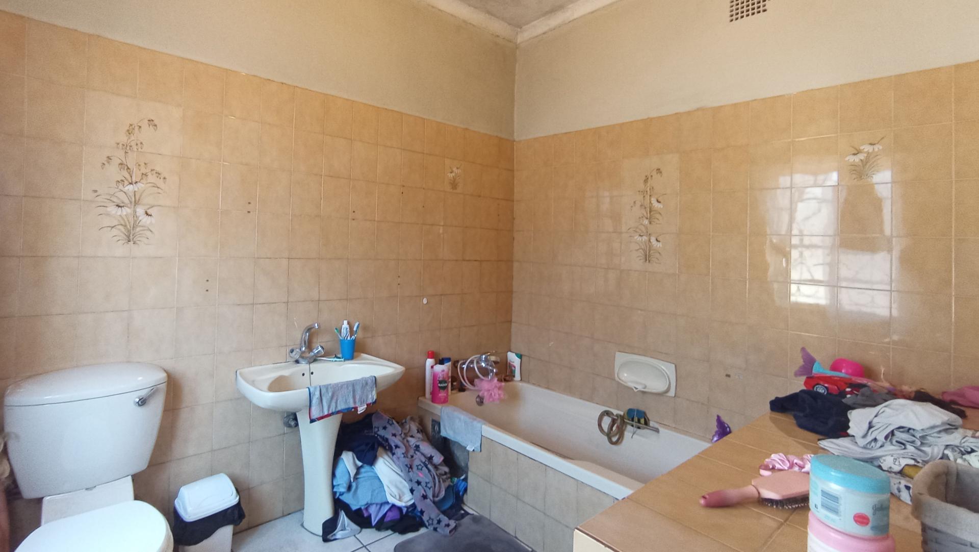 Main Bathroom - 6 square meters of property in Daspoort
