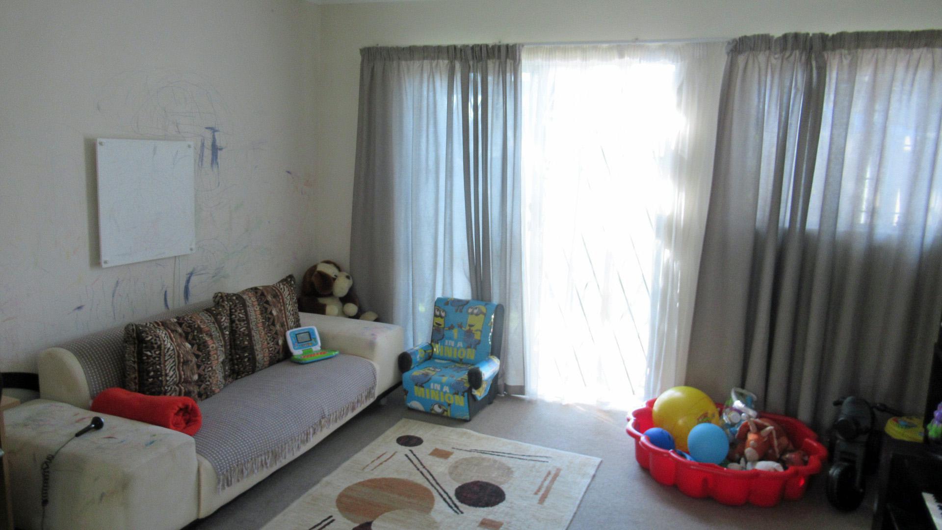 Lounges - 23 square meters of property in Greenstone Hill