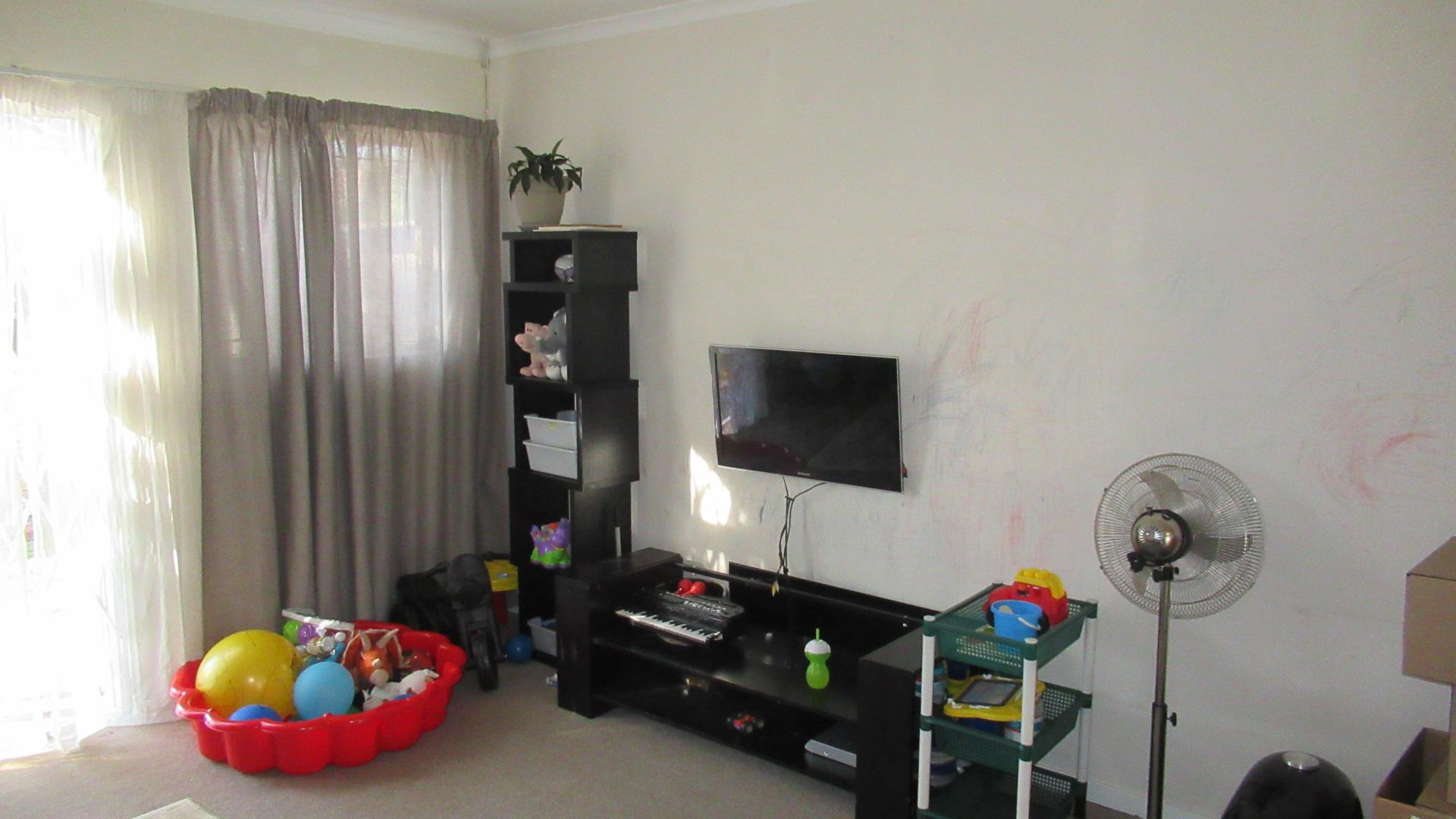 Lounges - 23 square meters of property in Greenstone Hill