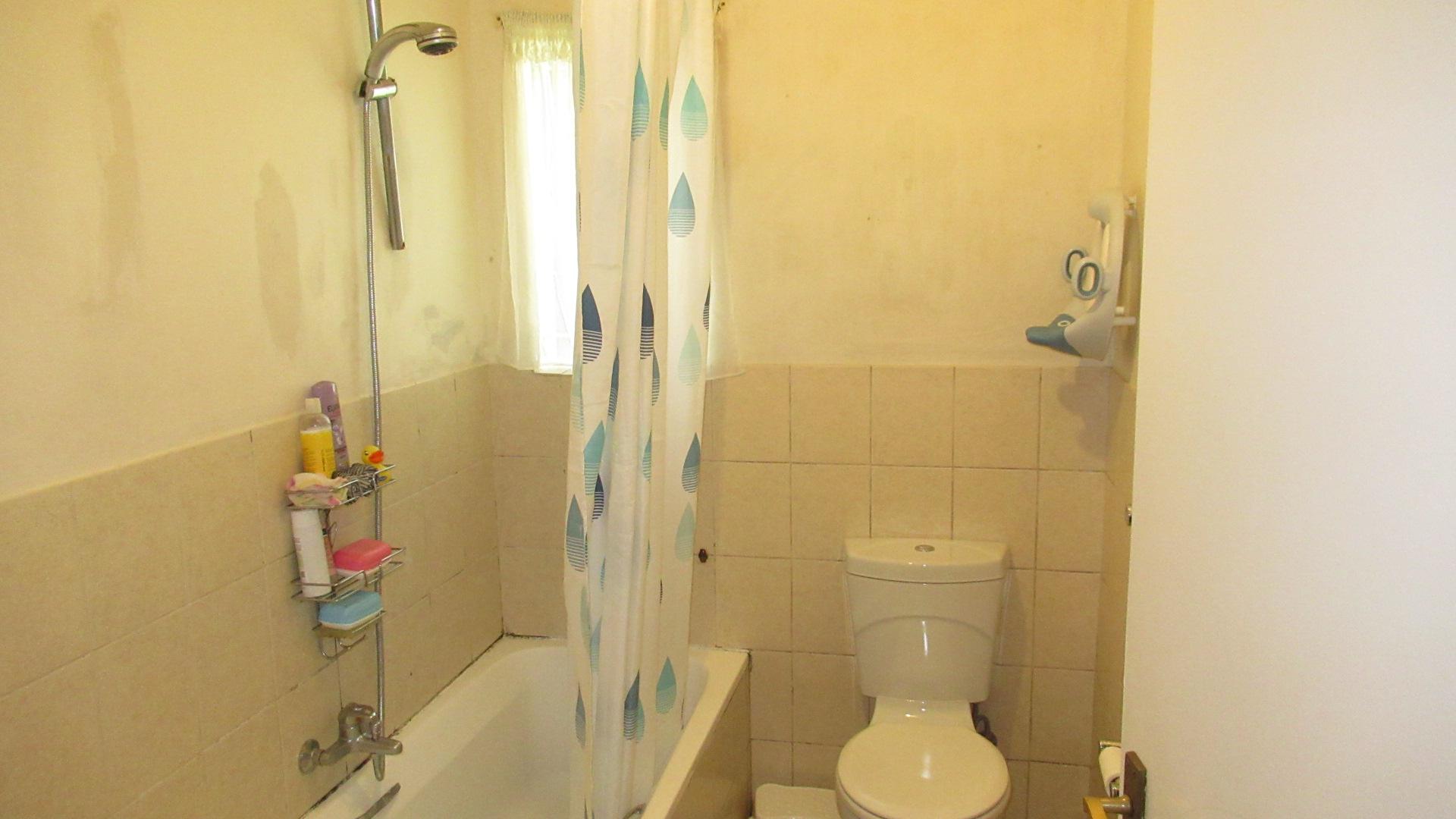 Bathroom 1 - 6 square meters of property in Greenstone Hill