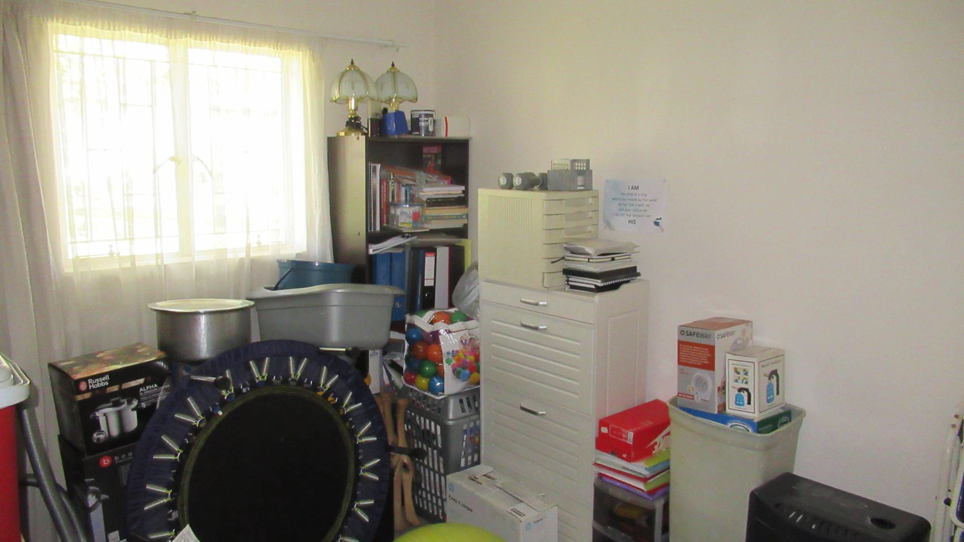 Bed Room 1 - 11 square meters of property in Greenstone Hill