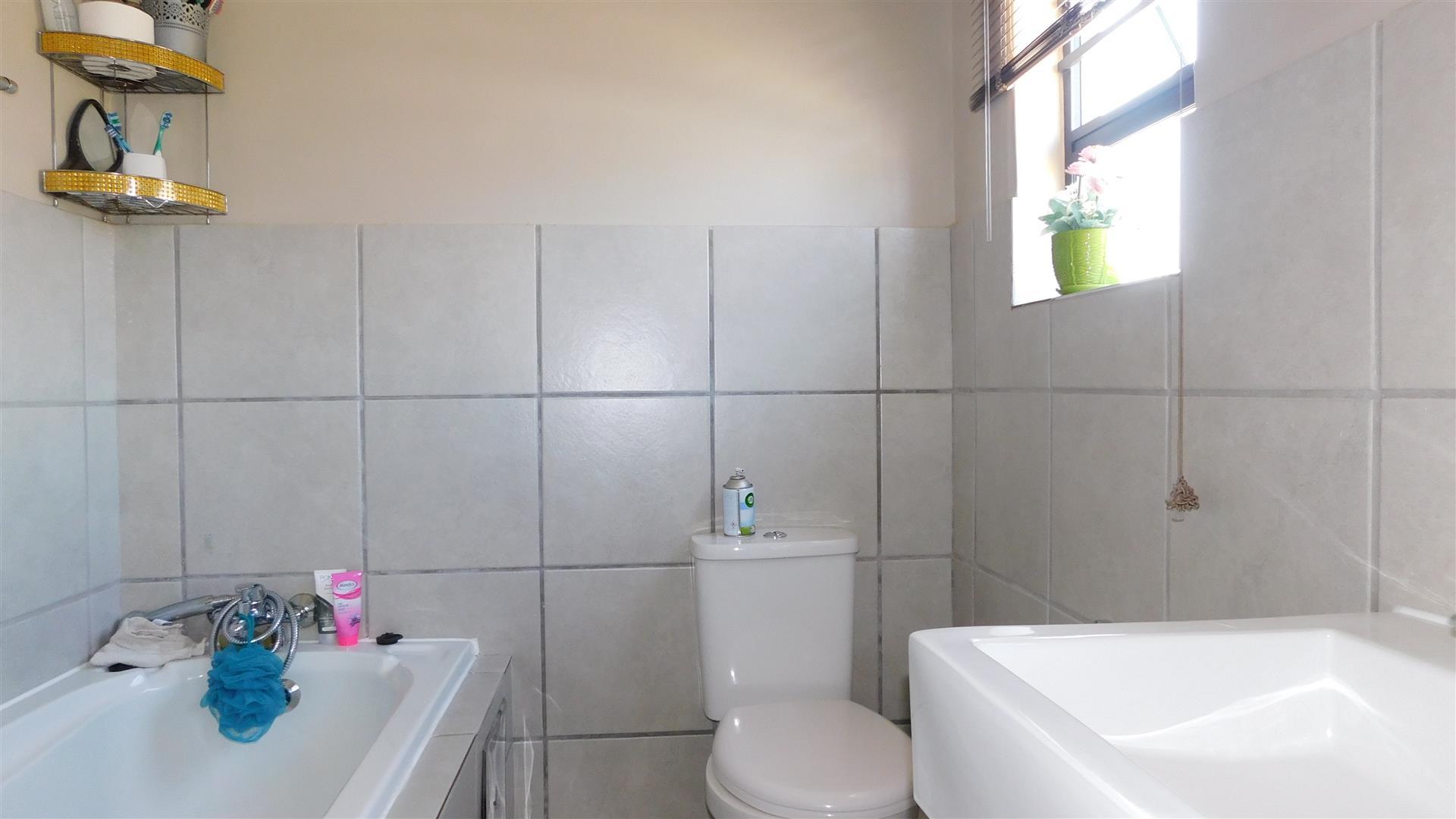 Main Bathroom - 8 square meters of property in Summerset