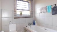 Bathroom 1 - 6 square meters of property in Summerset