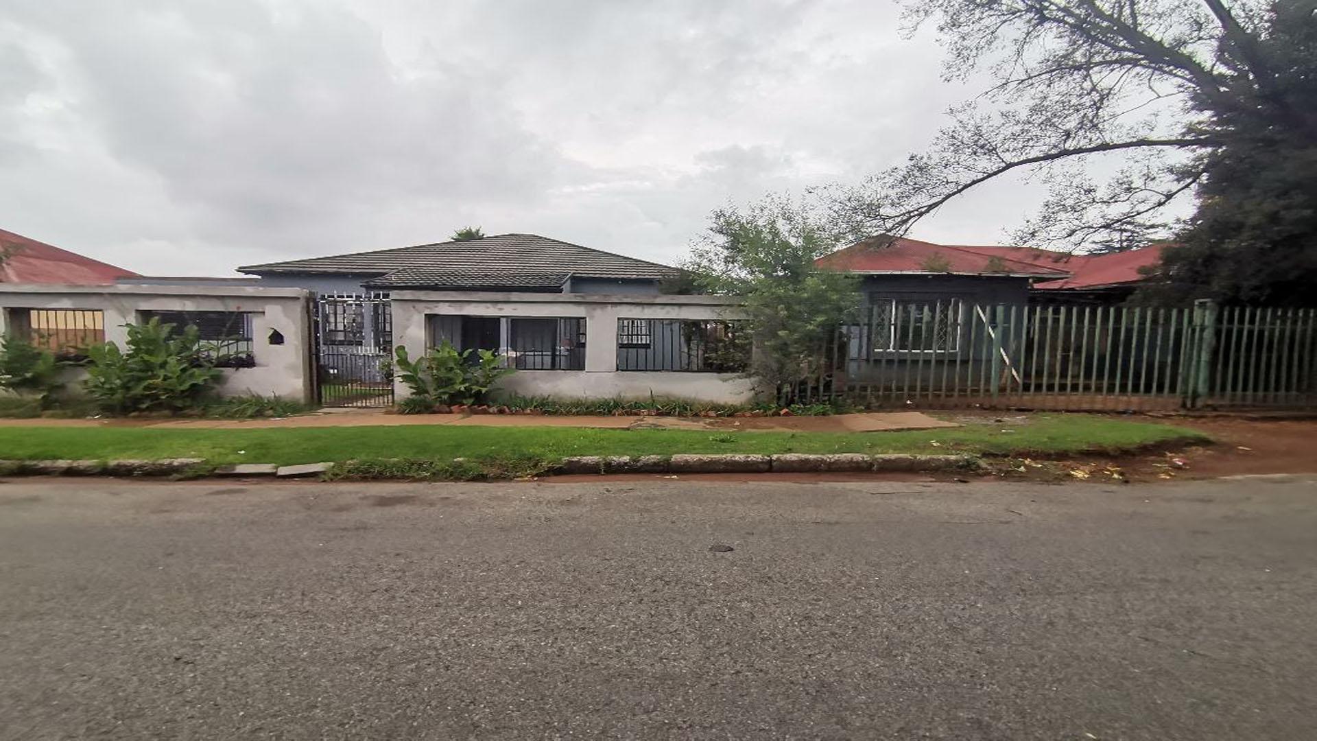 Front View of property in Springs