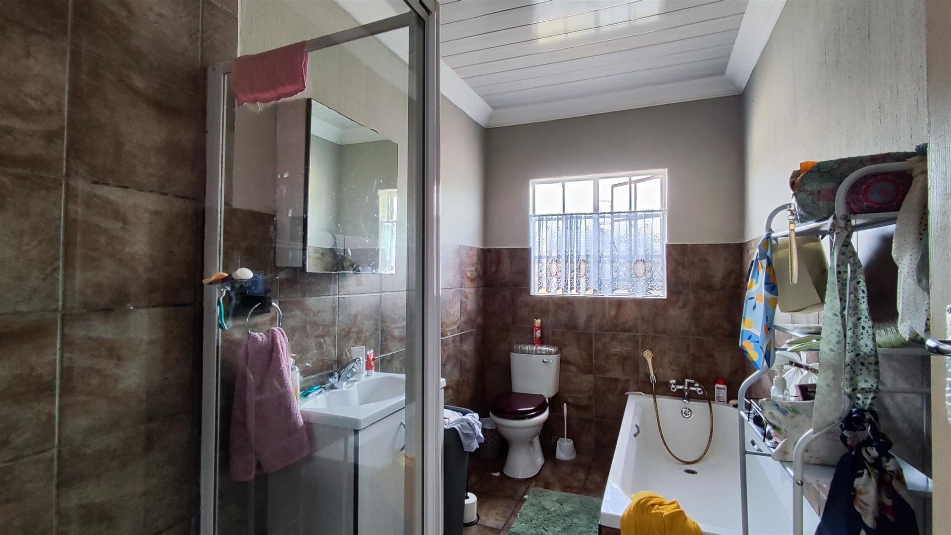Main Bathroom - 7 square meters of property in Nigel