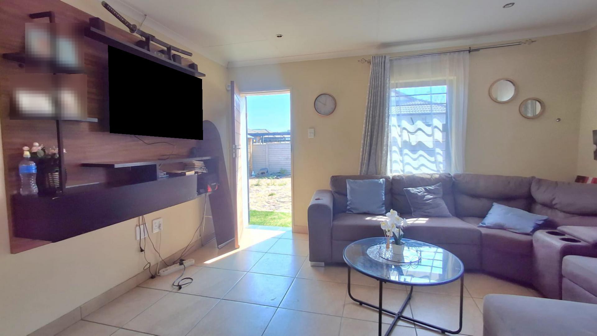 Lounges of property in Mindalore