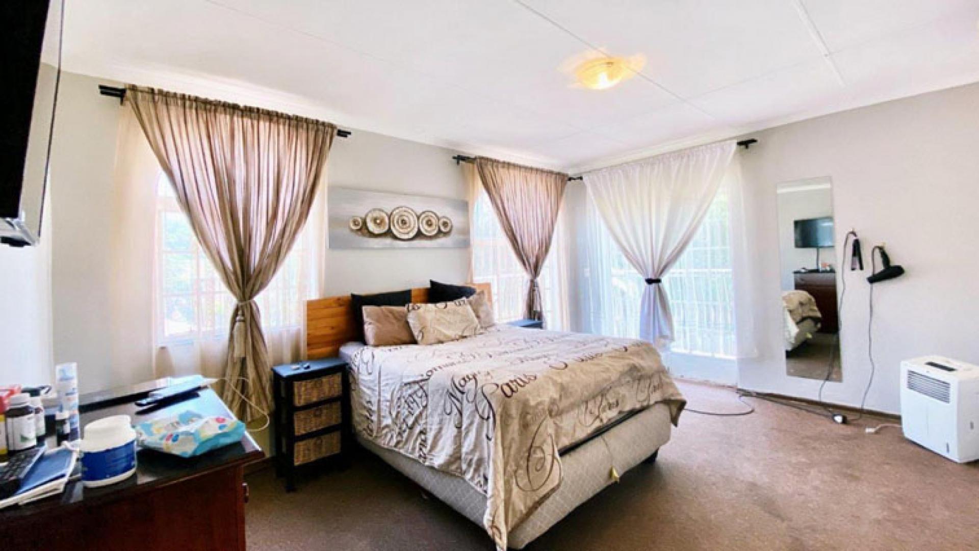 Main Bedroom - 24 square meters of property in Hazeldene