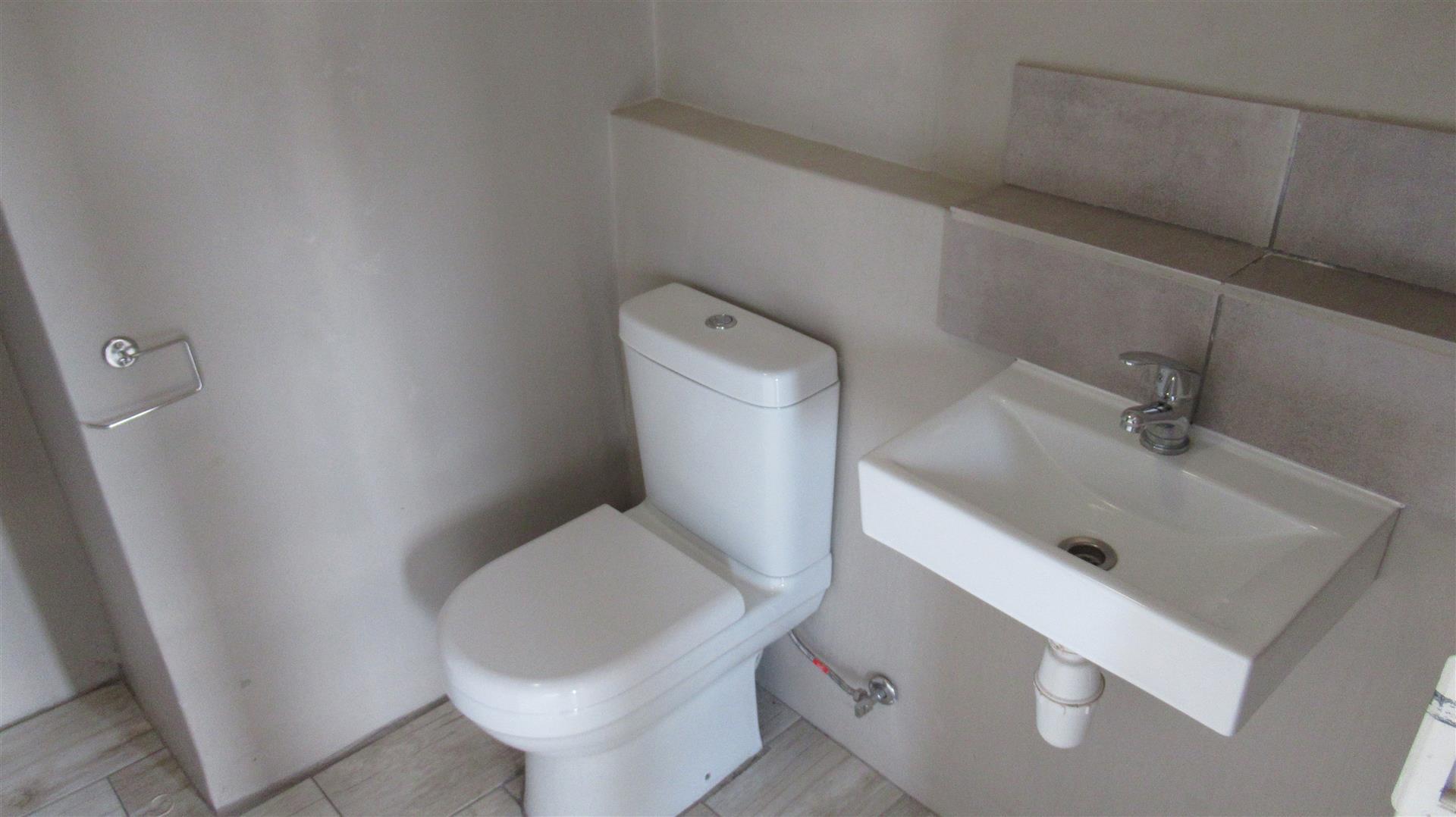 Bathroom 1 - 5 square meters of property in Fleurhof