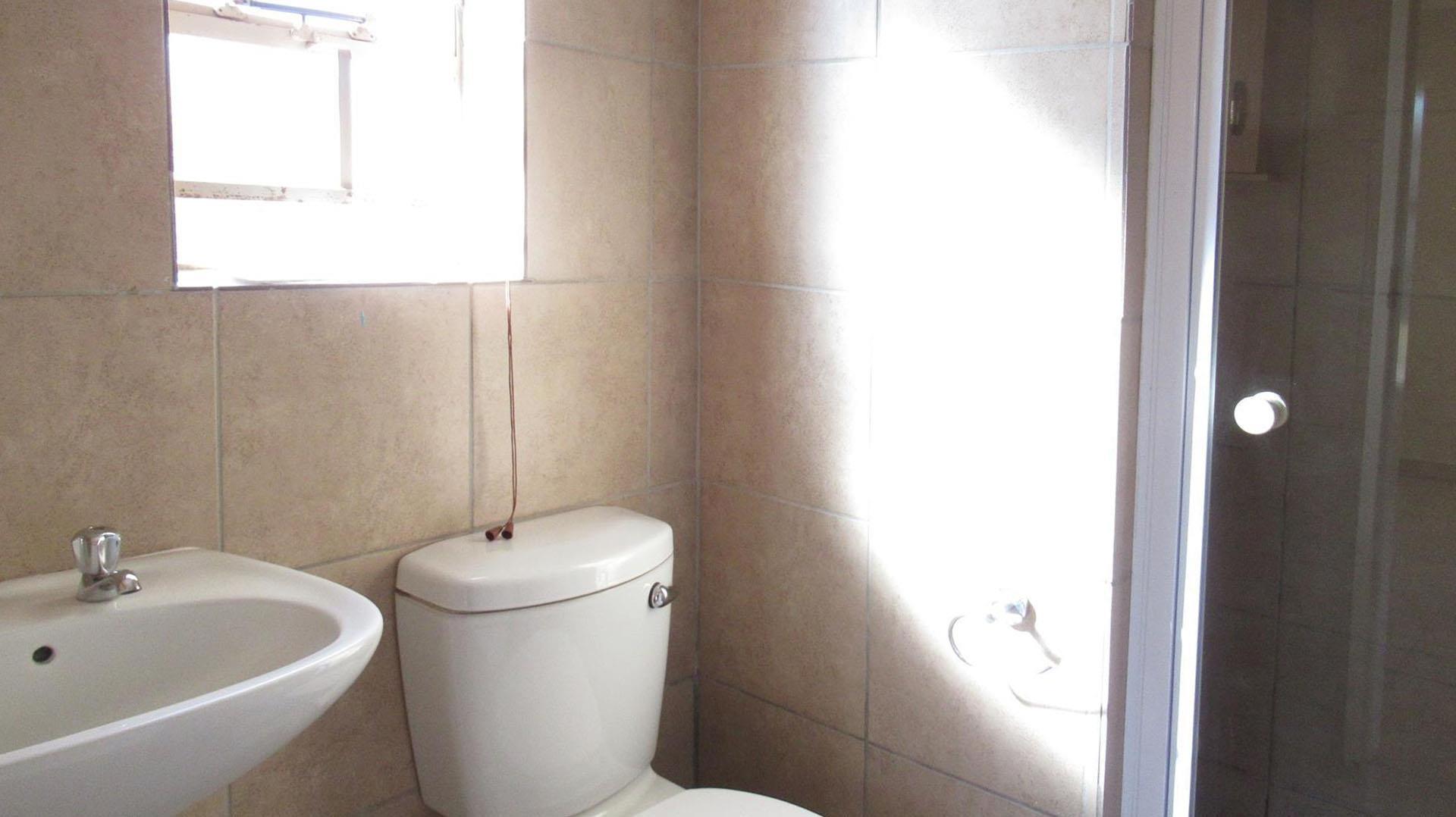 Main Bathroom - 4 square meters of property in Olievenhoutbos
