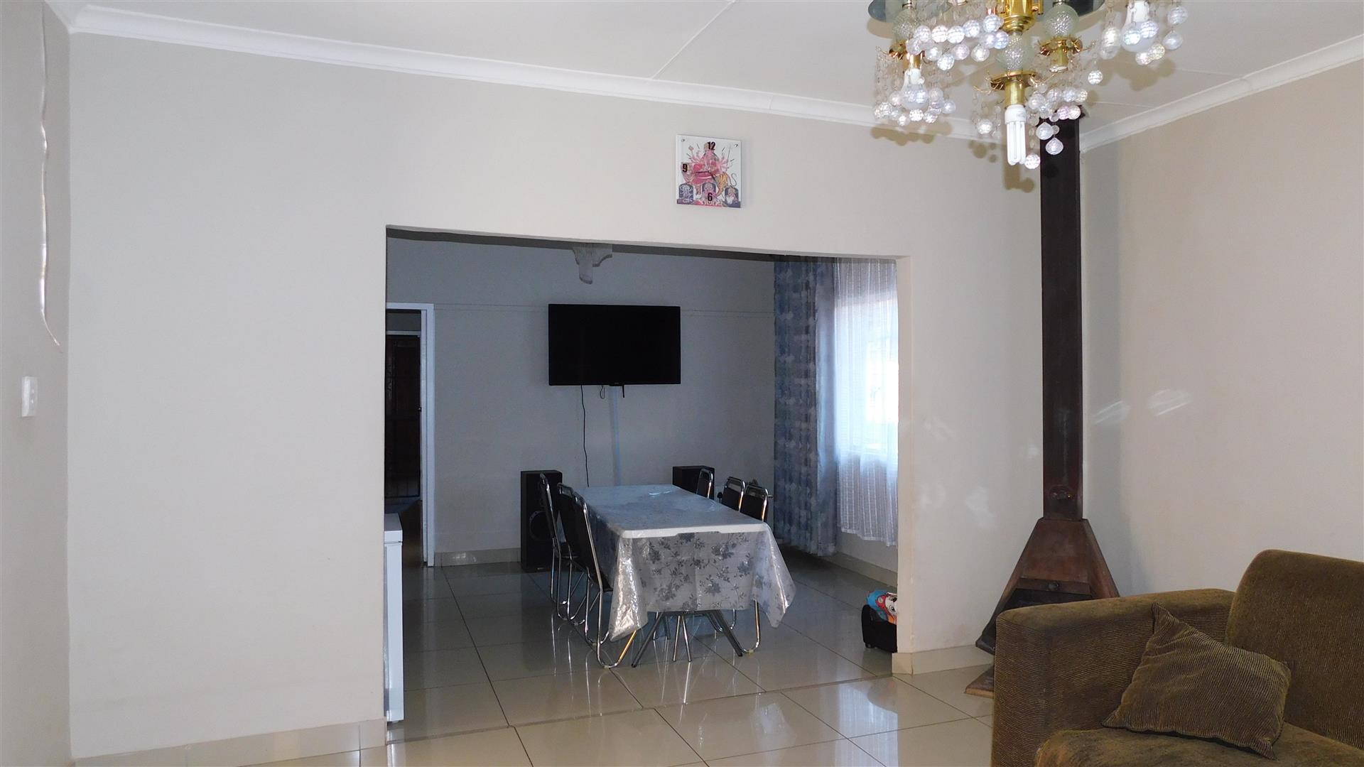 Lounges - 24 square meters of property in Mountain View