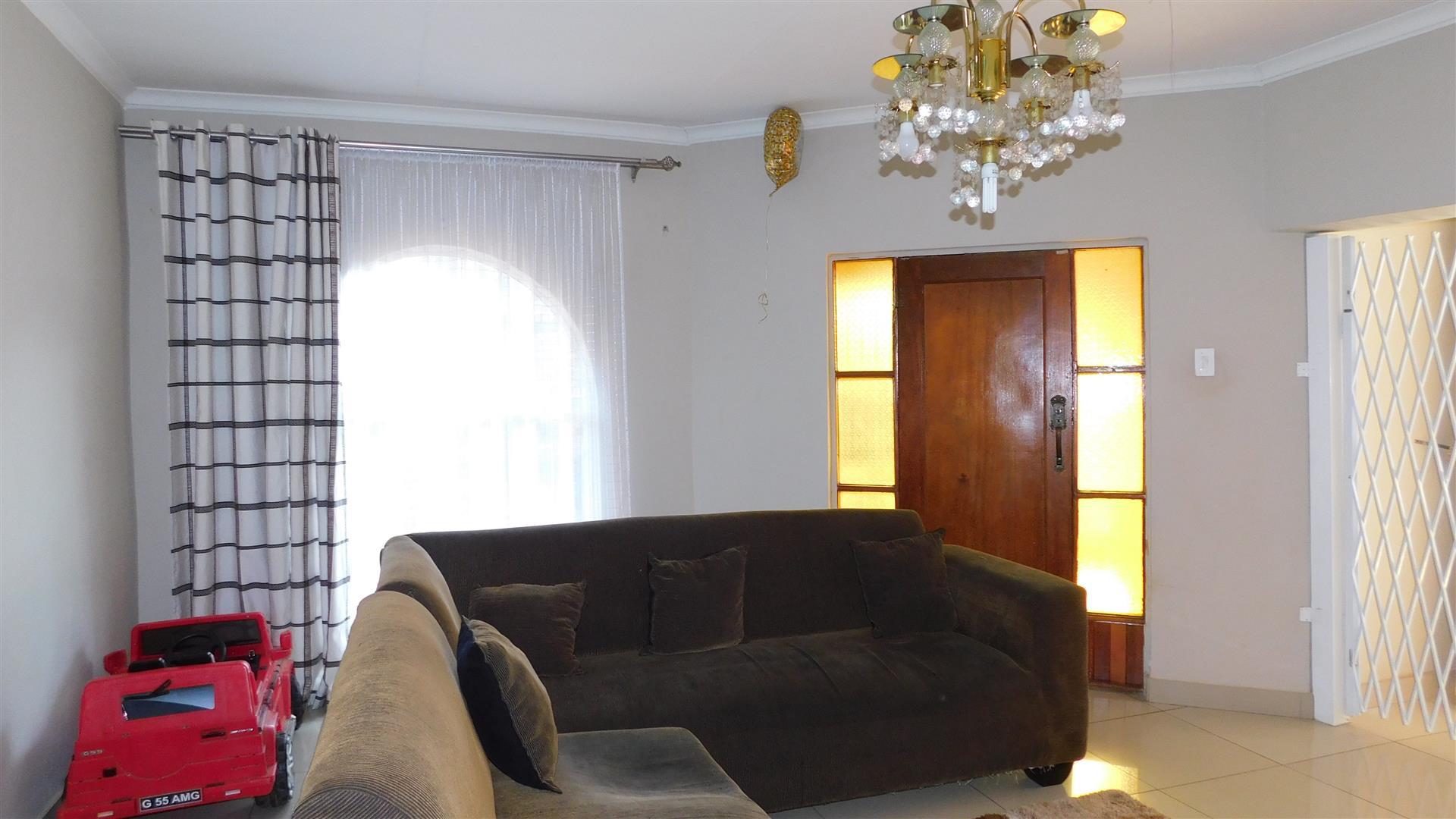 Lounges - 24 square meters of property in Mountain View