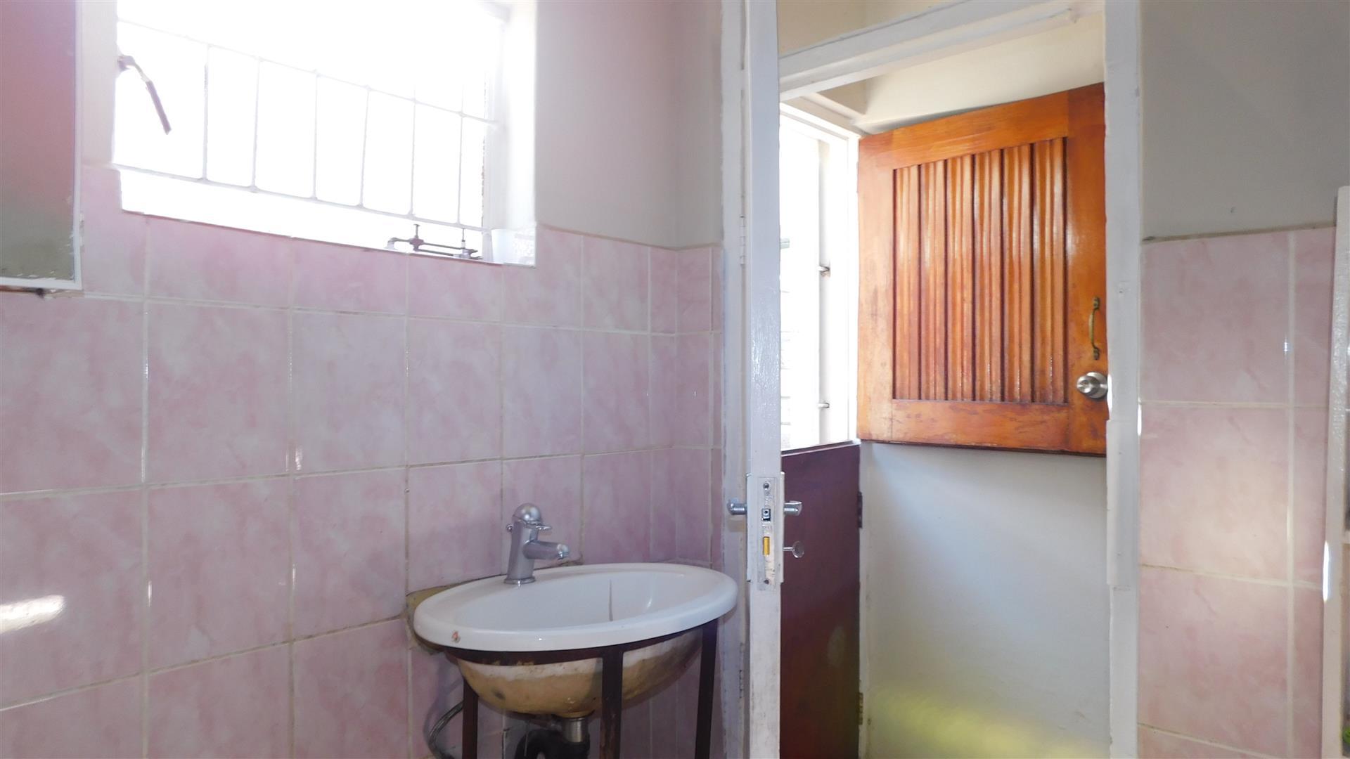 Bathroom 1 - 7 square meters of property in Mountain View