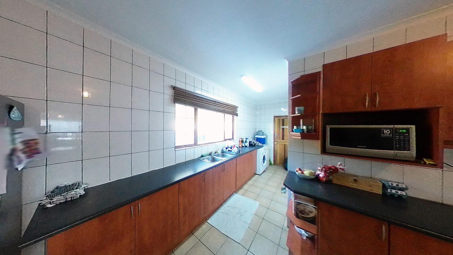 Kitchen - 13 square meters of property in Waterfall