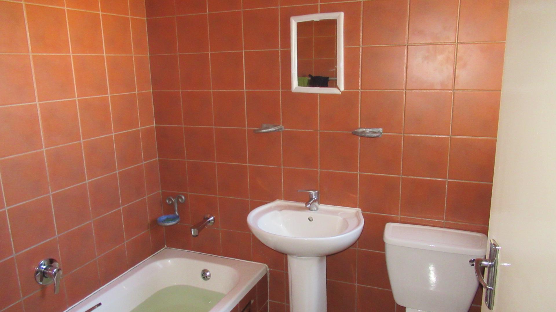 Bathroom 1 - 6 square meters of property in Johannesburg North