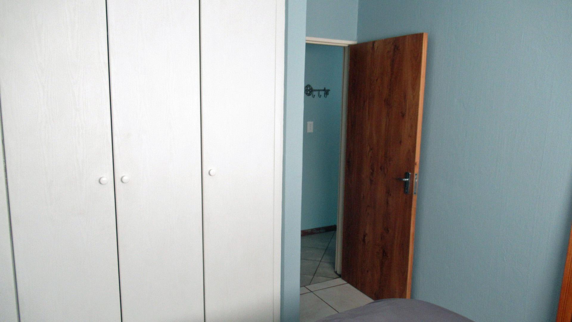 Bed Room 1 - 14 square meters of property in Honey Park