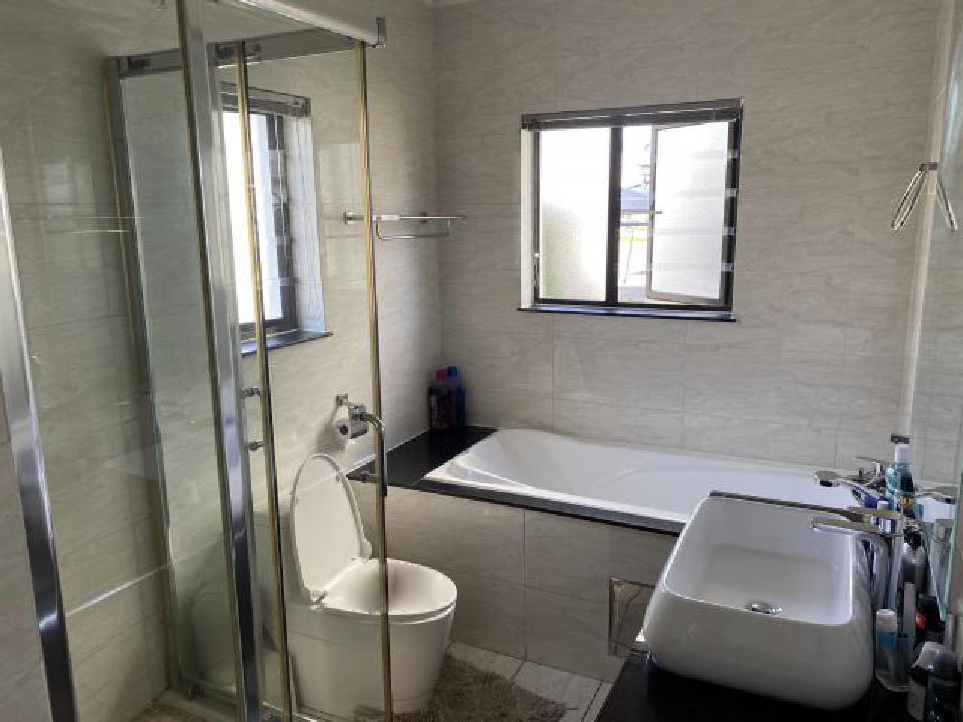 Main Bathroom - 10 square meters of property in Needwood