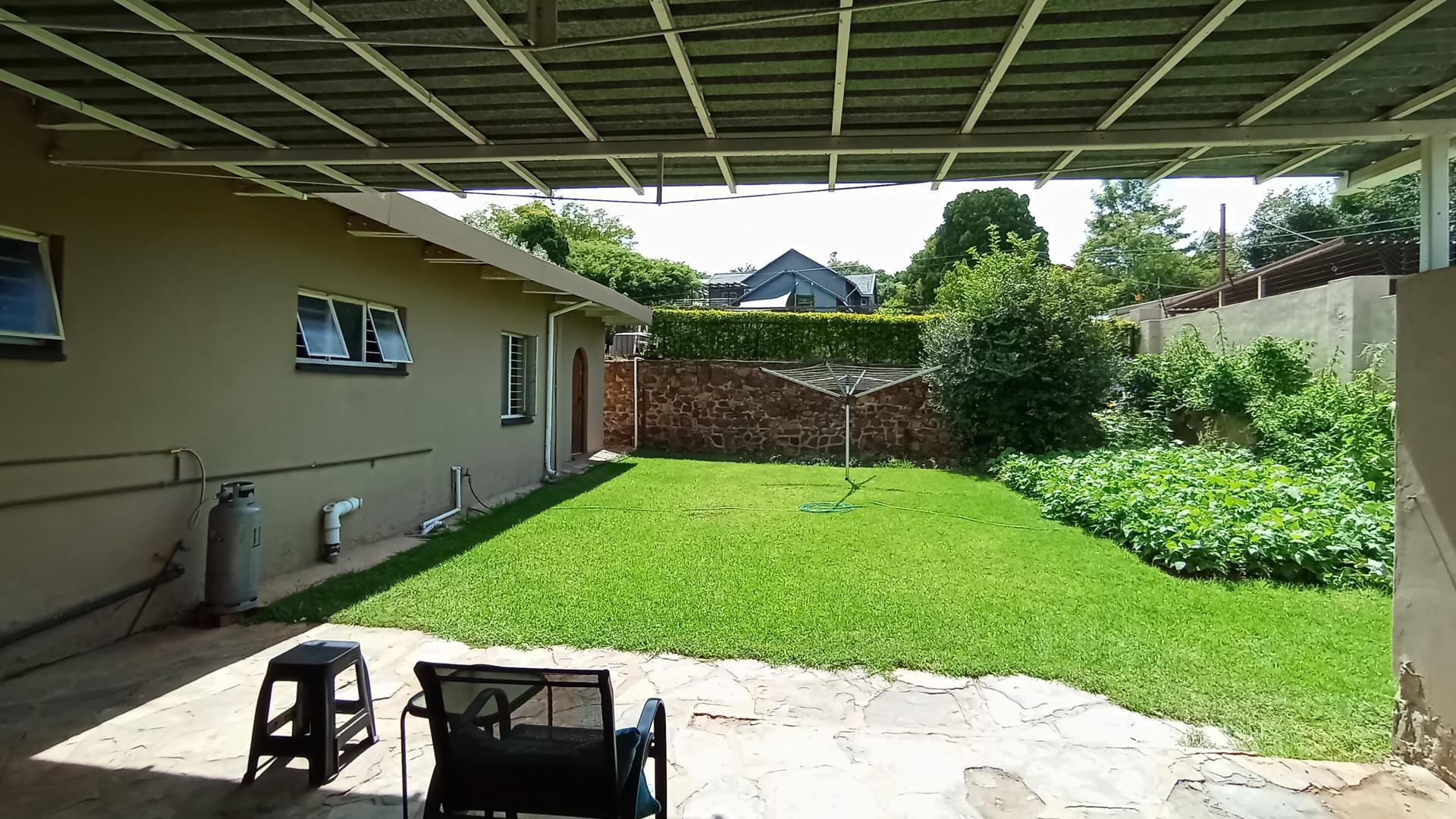 Patio - 33 square meters of property in Waterkloof Ridge