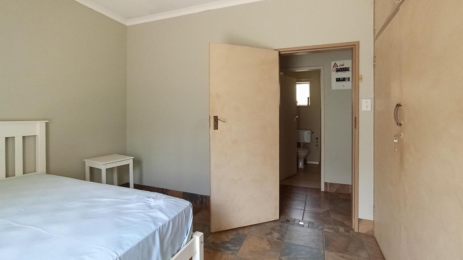 Bed Room 2 - 14 square meters of property in Waterkloof Ridge
