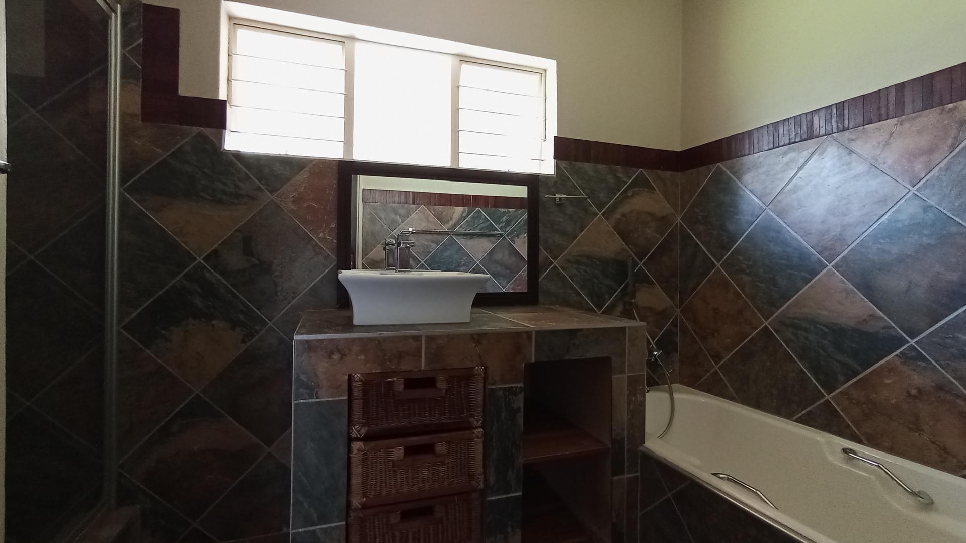 Bathroom 1 - 8 square meters of property in Waterkloof Ridge