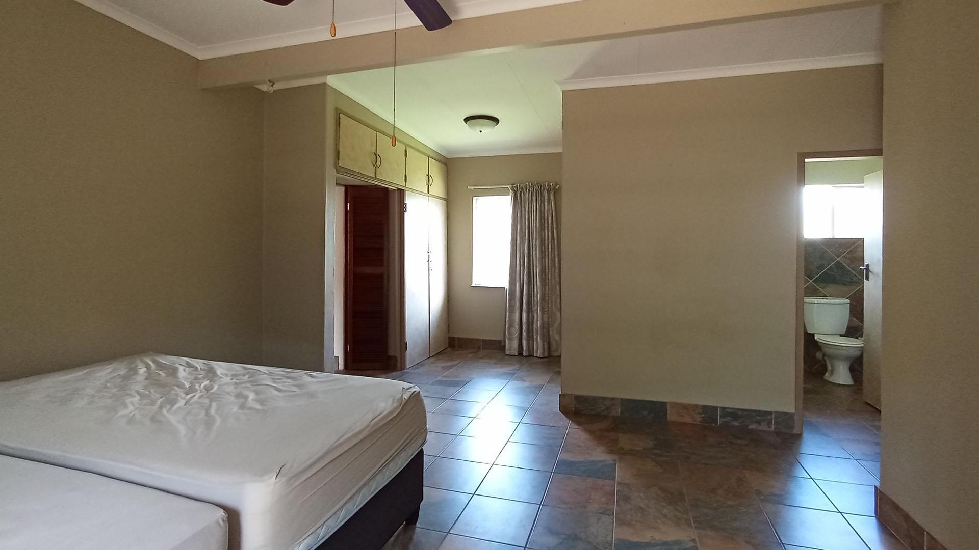 Main Bedroom - 43 square meters of property in Waterkloof Ridge