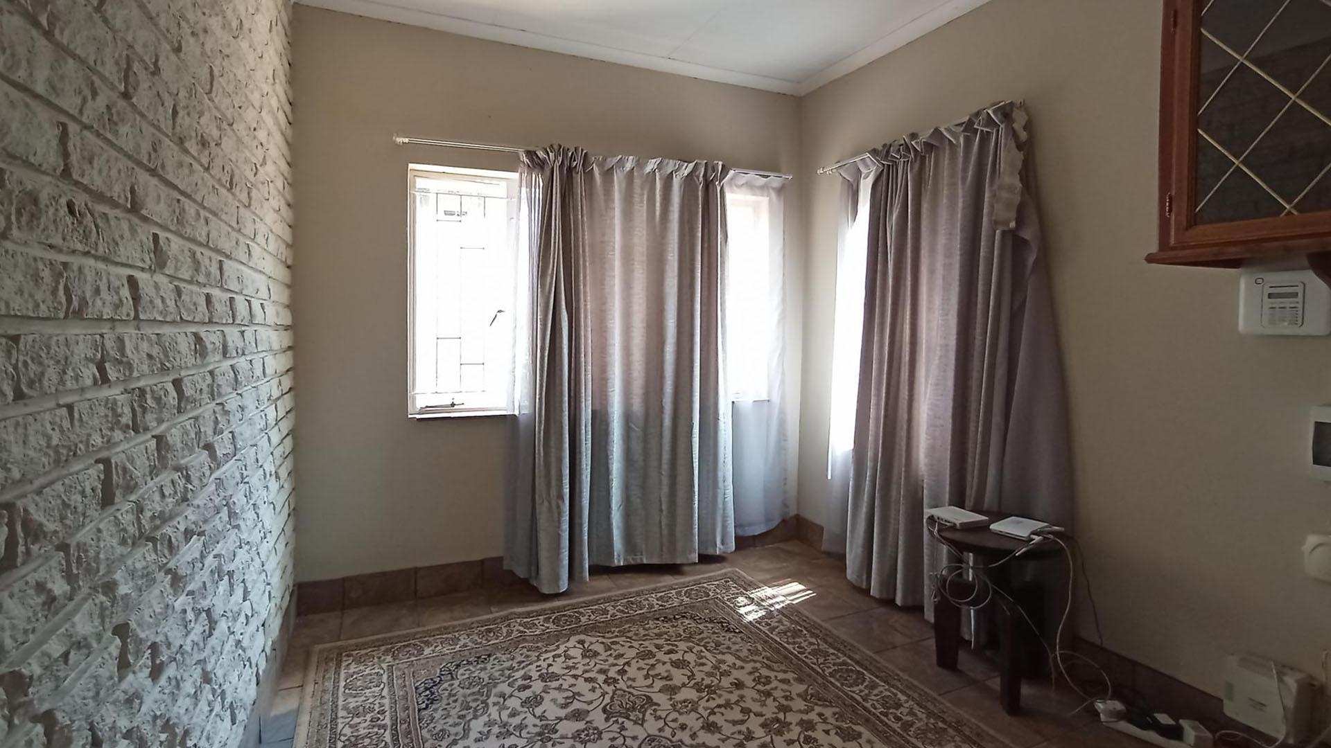 Main Bedroom - 43 square meters of property in Waterkloof Ridge