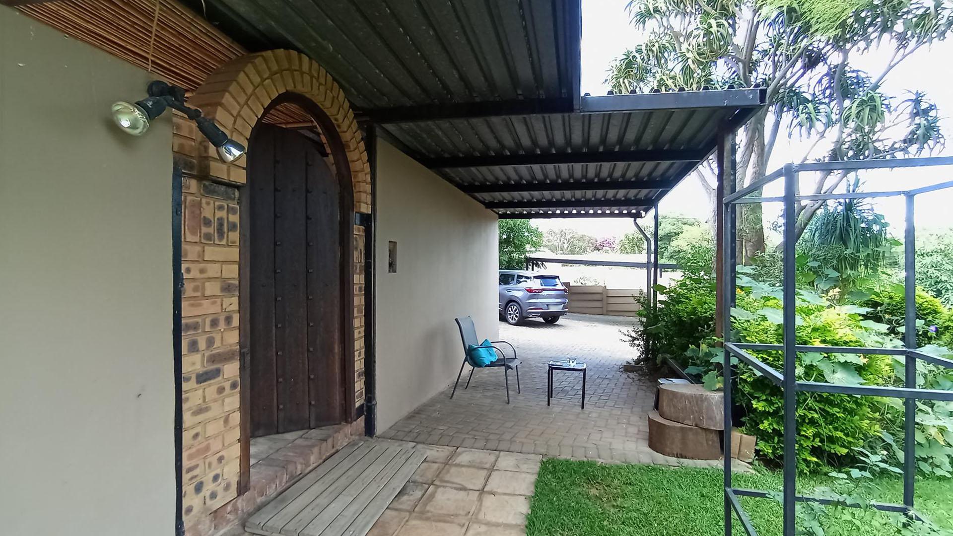 Carport  - 15 square meters of property in Waterkloof Ridge