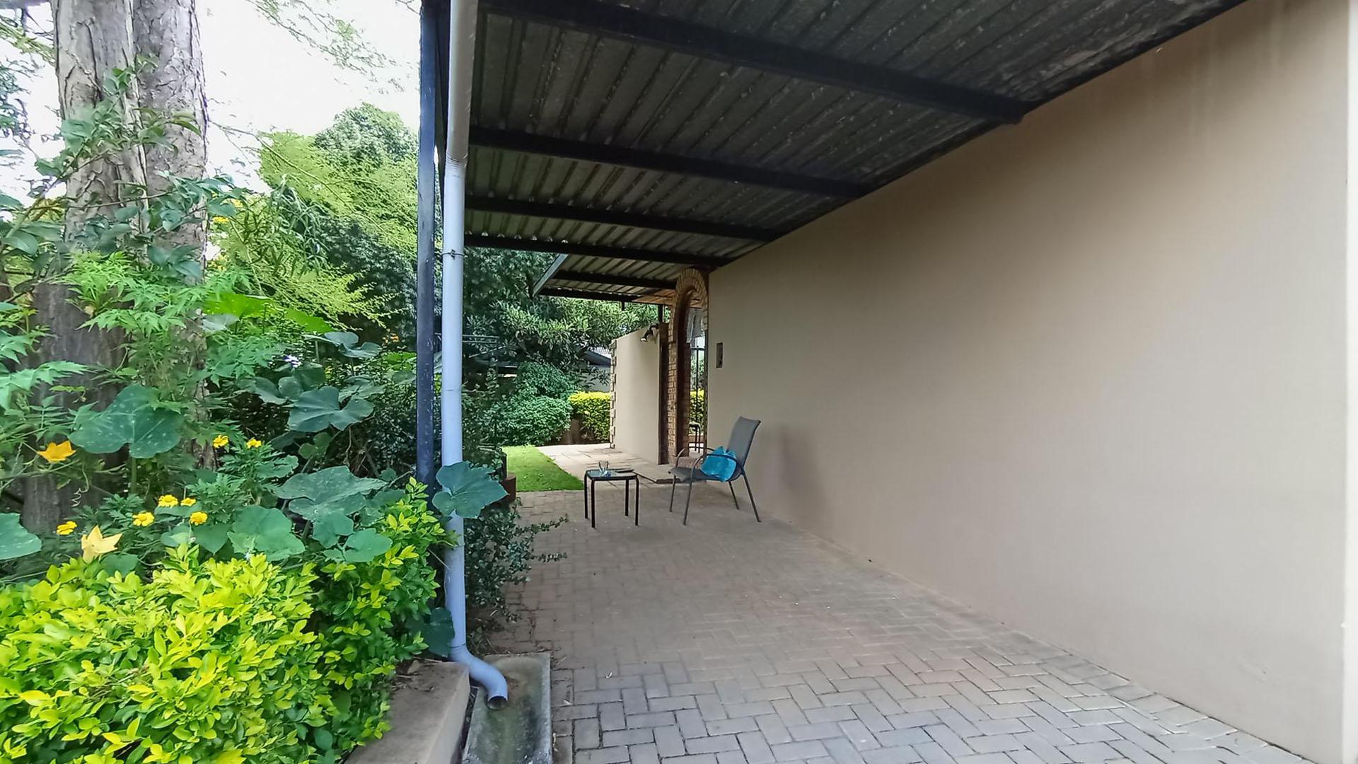 Carport  - 15 square meters of property in Waterkloof Ridge