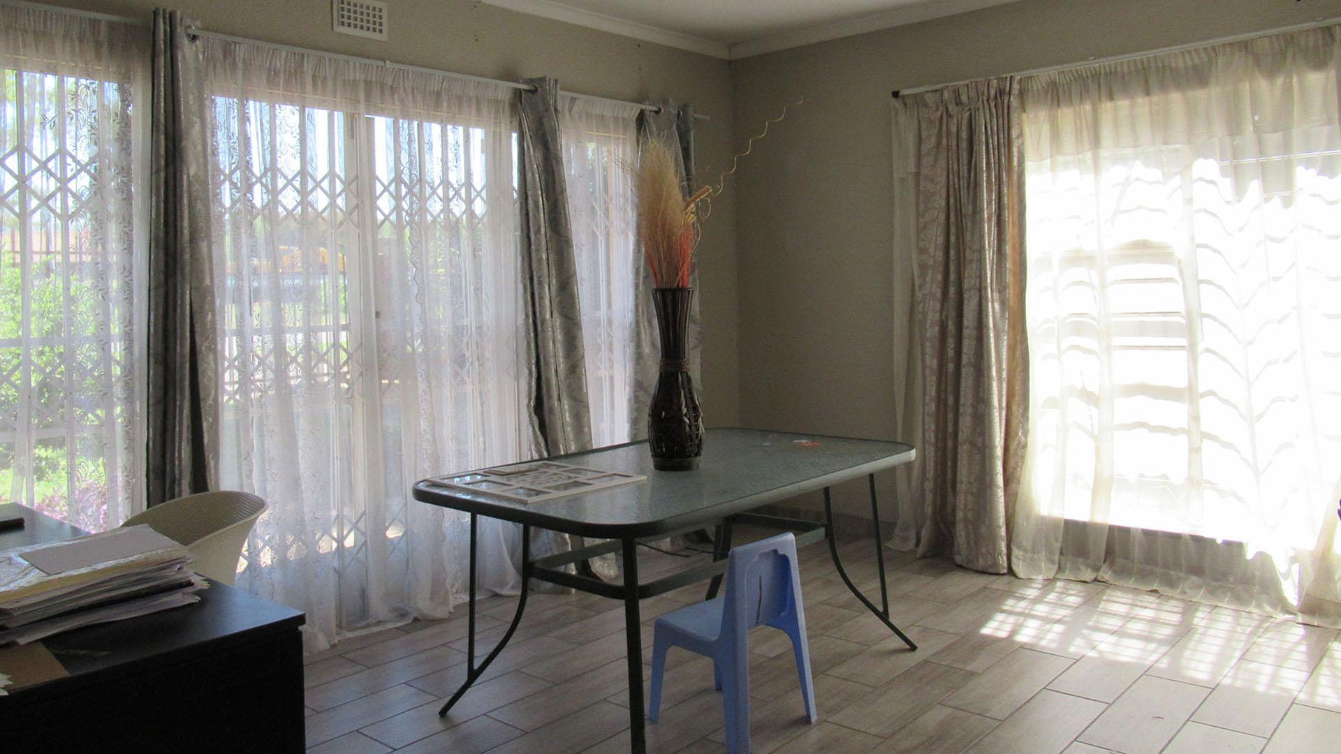Dining Room - 21 square meters of property in Mayfield Park