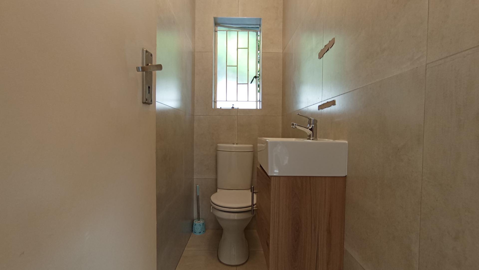 Guest Toilet - 2 square meters of property in Northwold