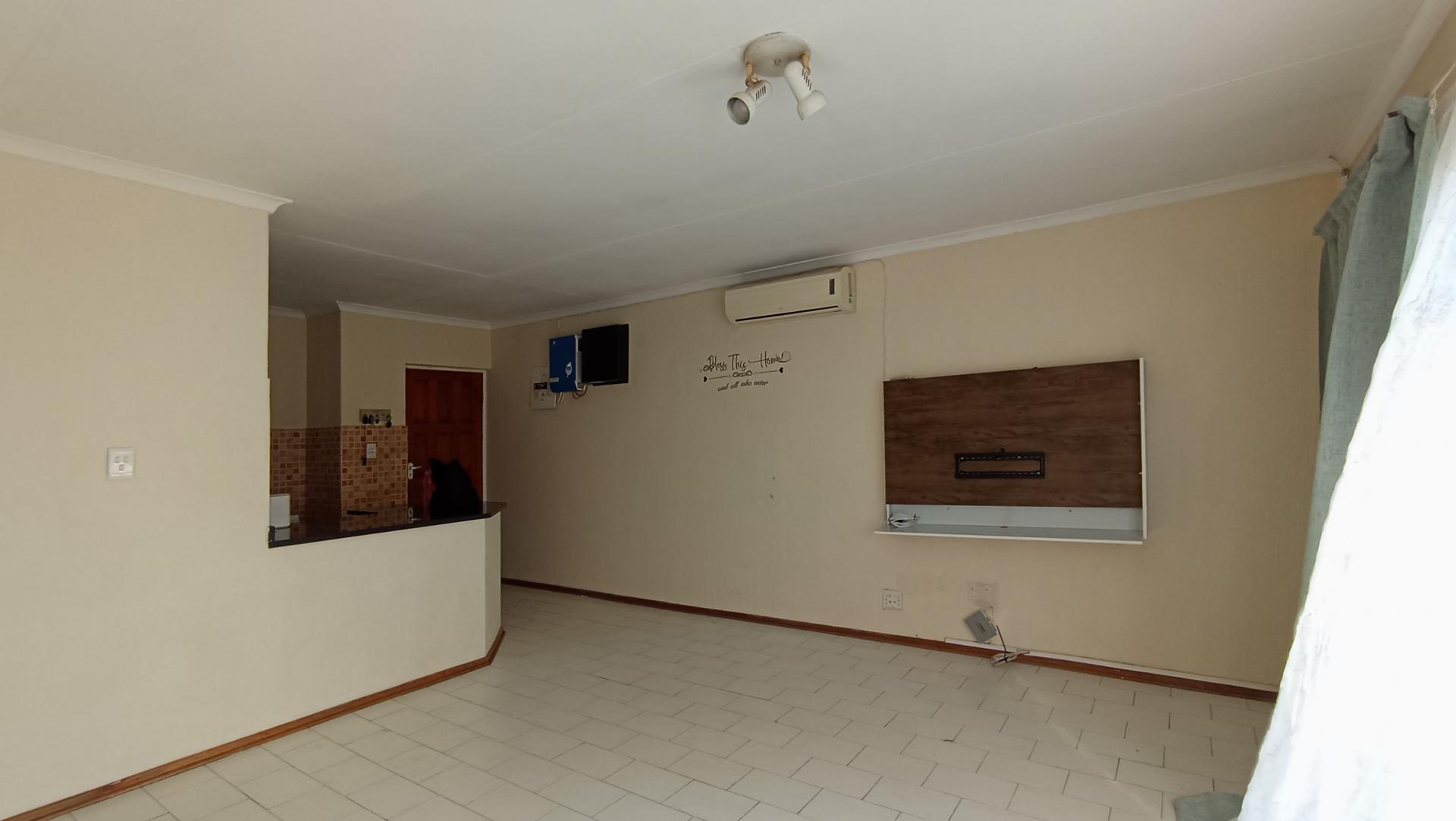 Lounges - 22 square meters of property in Northwold