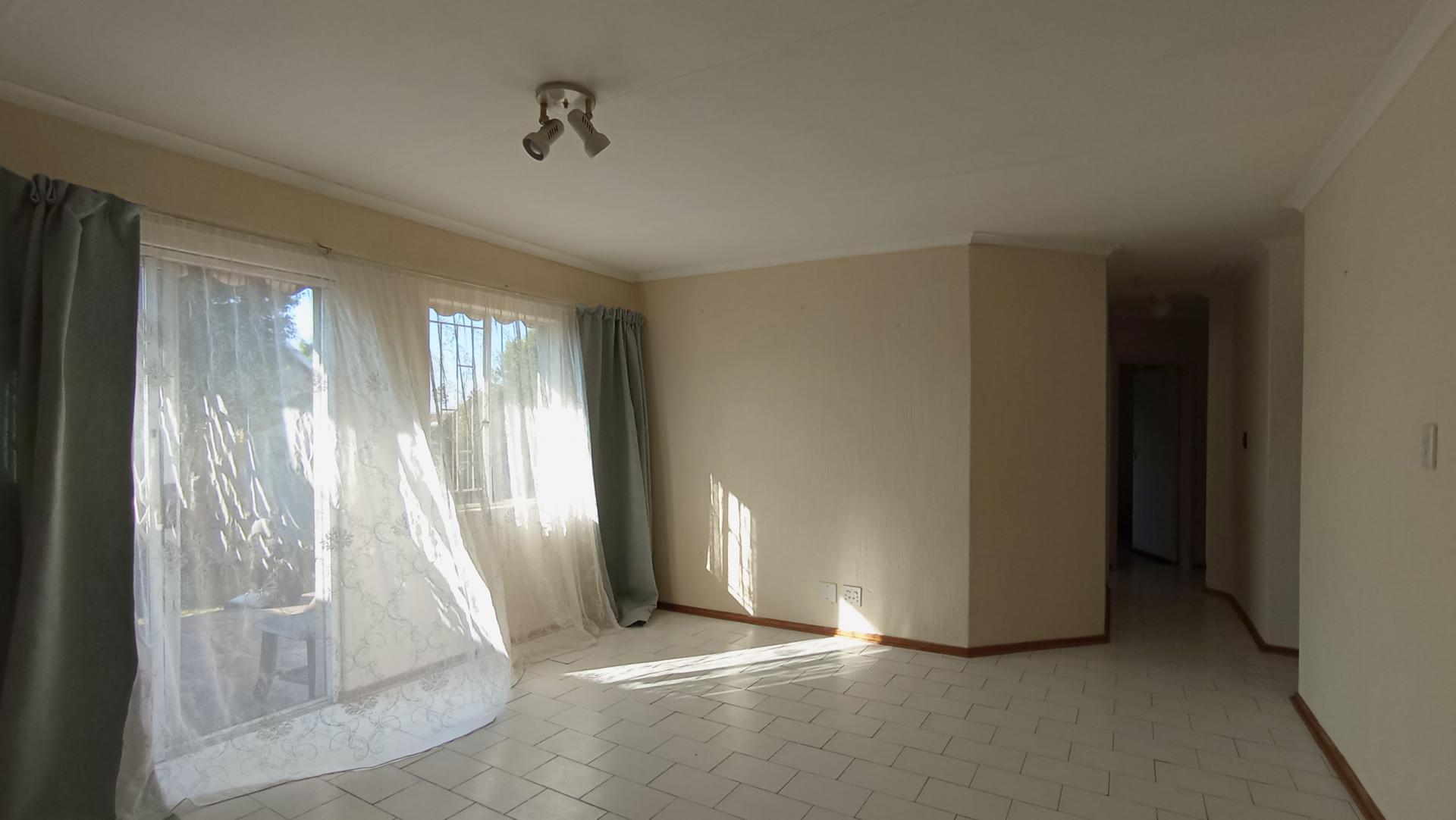 Lounges - 22 square meters of property in Northwold