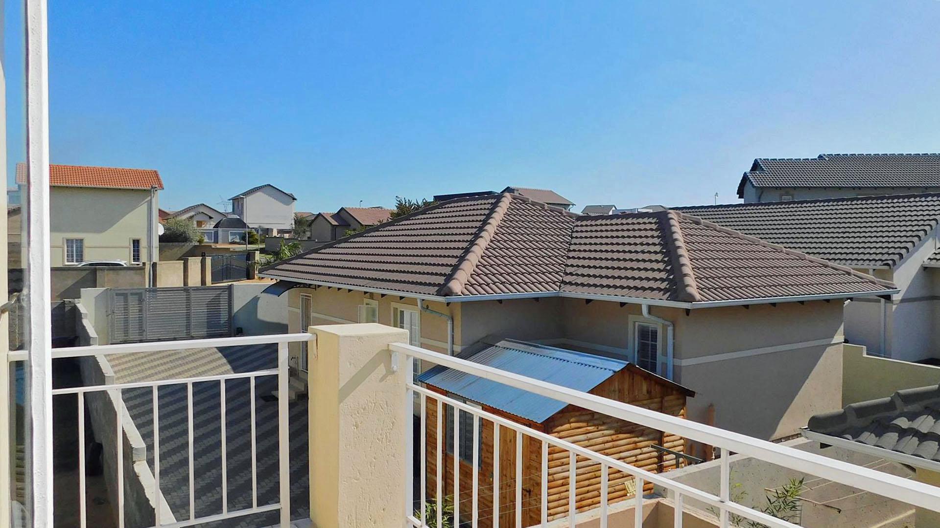 Balcony - 15 square meters of property in Blue Hills 397-Jr