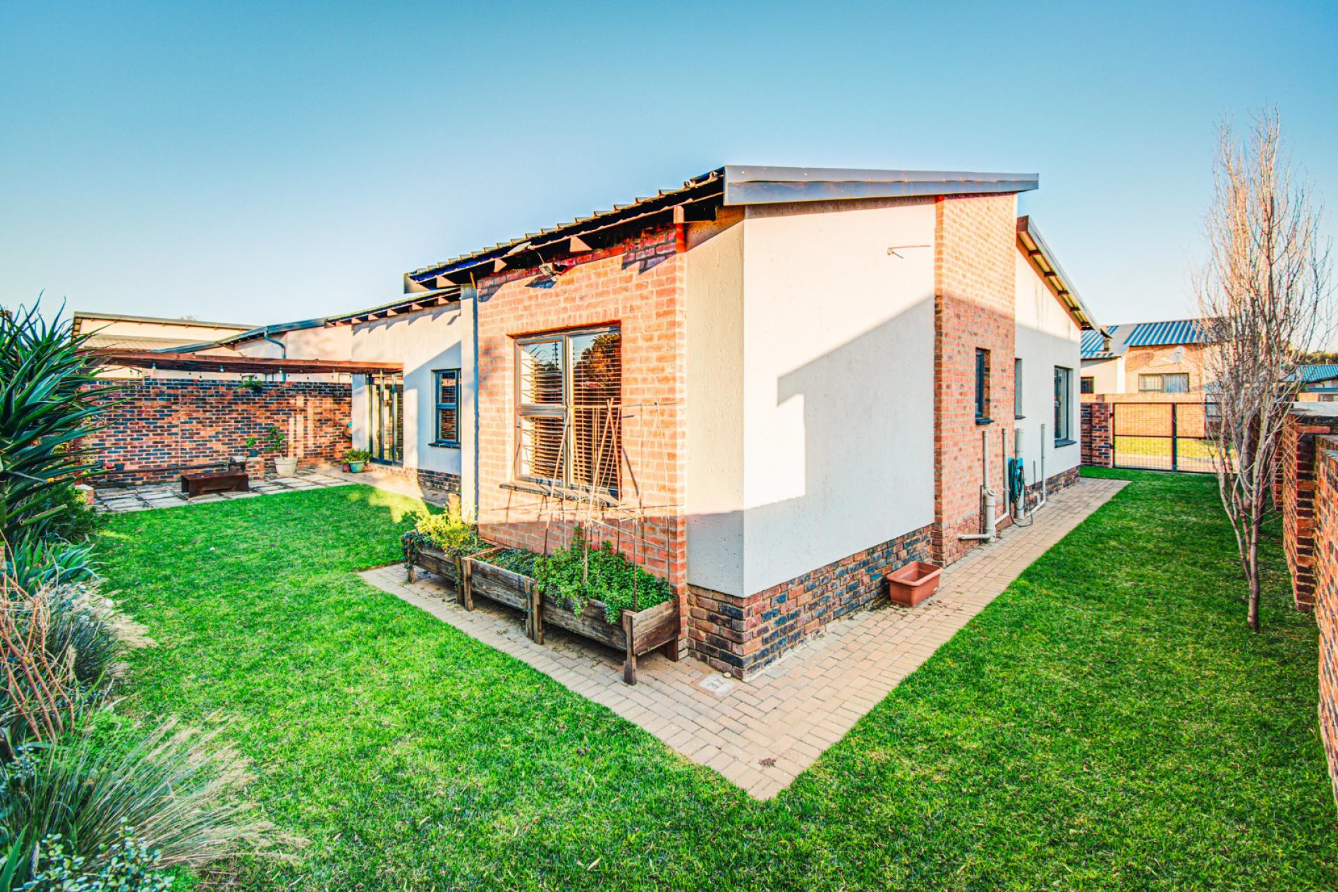 2 Bedroom Cluster for Sale For Sale in Pomona MR576963 M