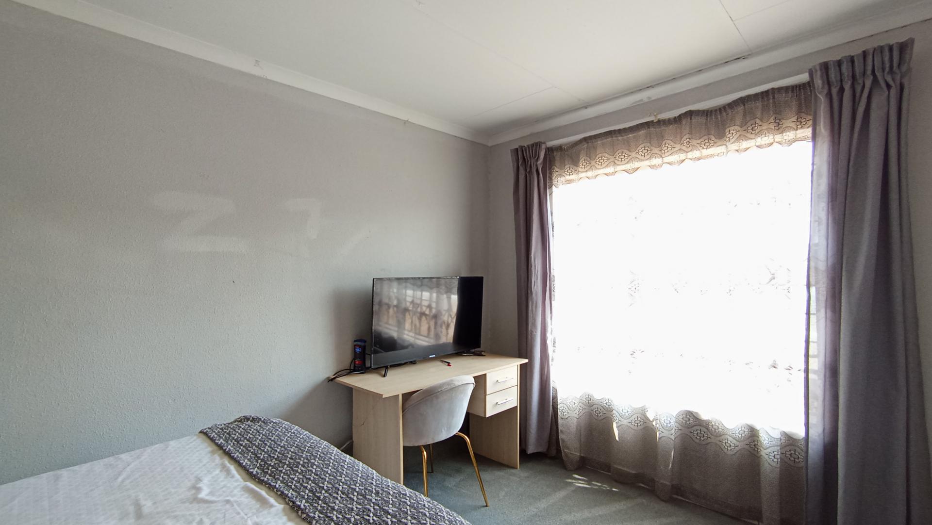 Bed Room 1 - 11 square meters of property in Toekomsrus