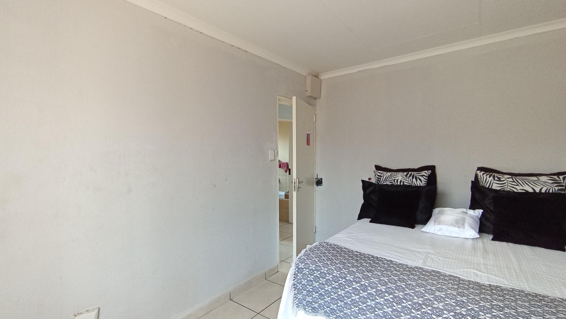 Bed Room 1 - 11 square meters of property in Toekomsrus